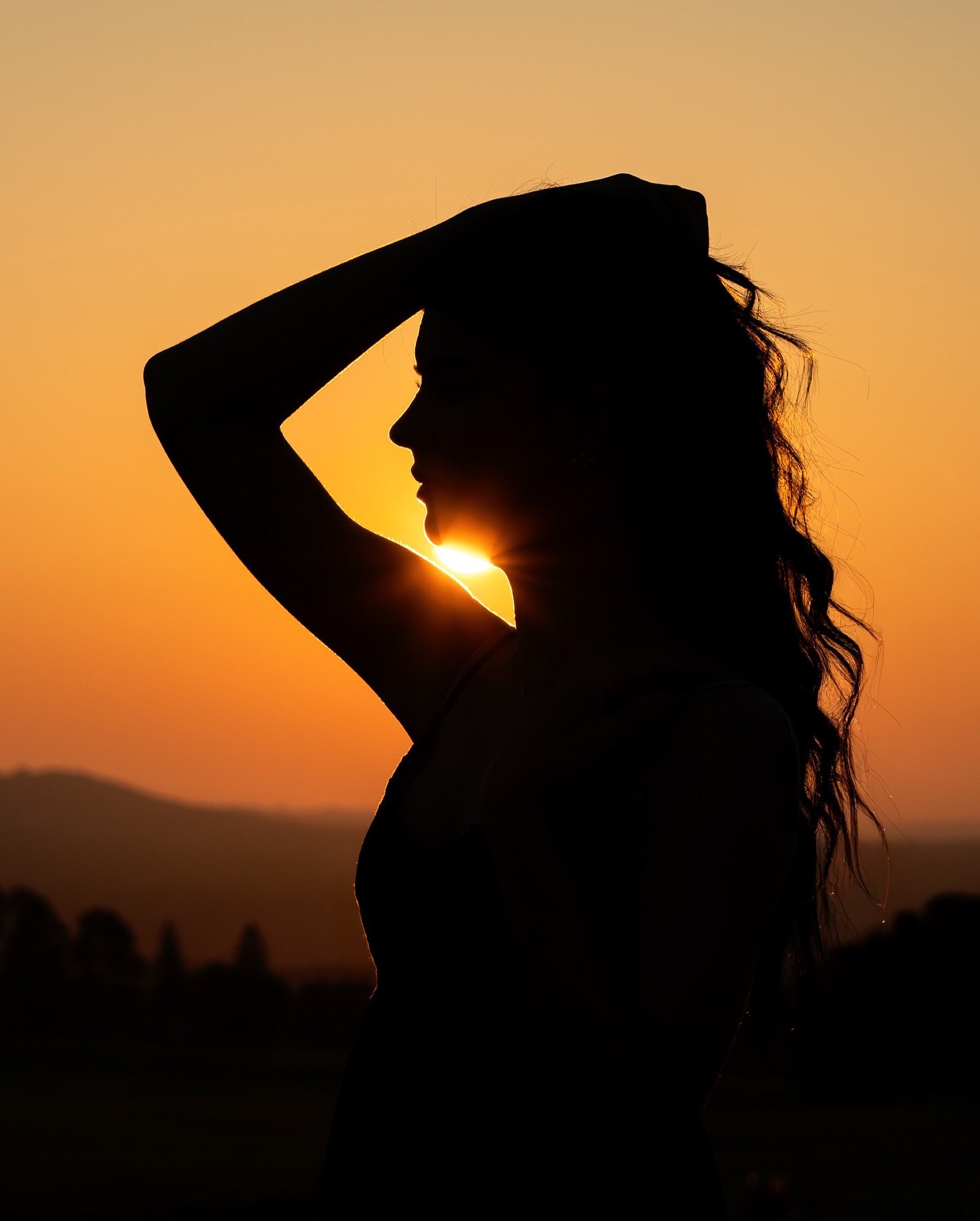 Soaking up the sun with Braelyn! ☀️🌞 Absolutely loved photographing you again Braelyn! What an amazing night 🥰

Braelyn // PCS // 2026
@fosterbraelyn 

.
.
.
.
.
.
.
#evetaverneSENIORS 
#uticanyphotographer 
#cnyphotographer 
#seniorpics 
#goldenho