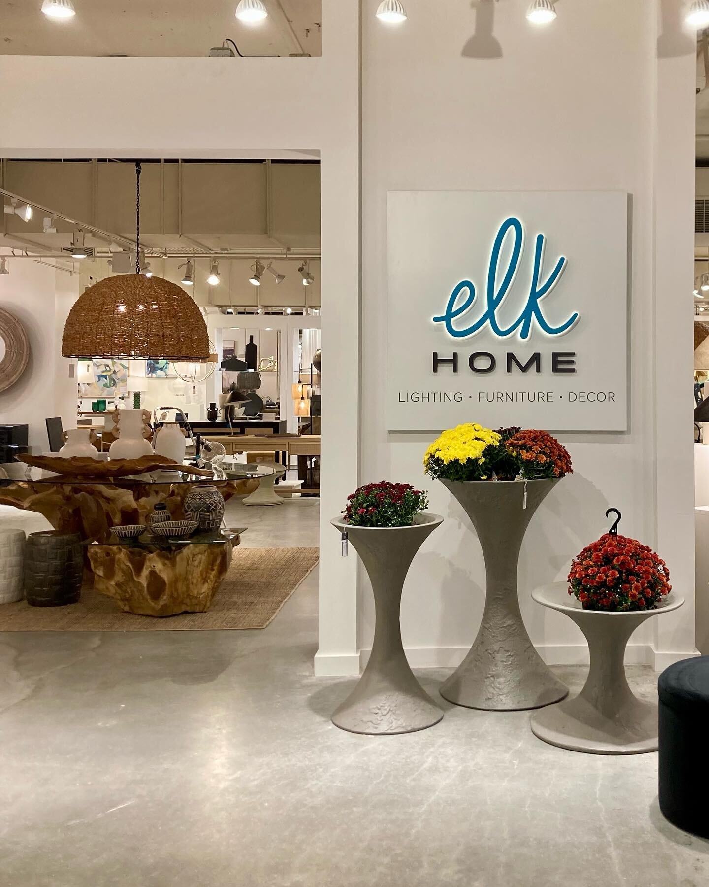 Illuminate your life with @elkhomedesign or an illuminated cabinet sign by @mindydesignssign Either way, we are here to provide designs you will love :)

#travelingsigngirl #illuminatedsigns #atlmkt2023 #signdesign #furnituredesign #atlantagiftshow #