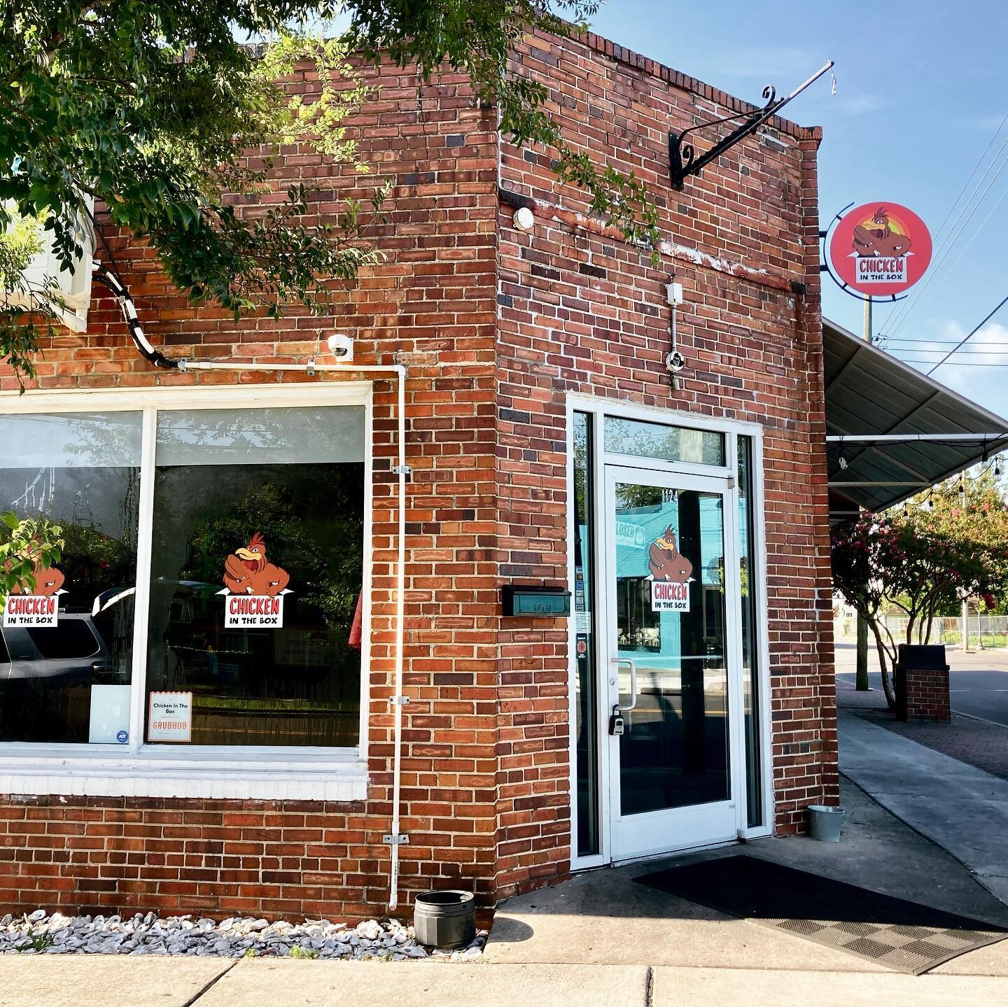 If you&rsquo;re not getting your @chickennthebox you&rsquo;re missing the best fried chicken in town. Logos and signs by @mindydesignssigns 
#signdesign #signage #travelingsigngirl