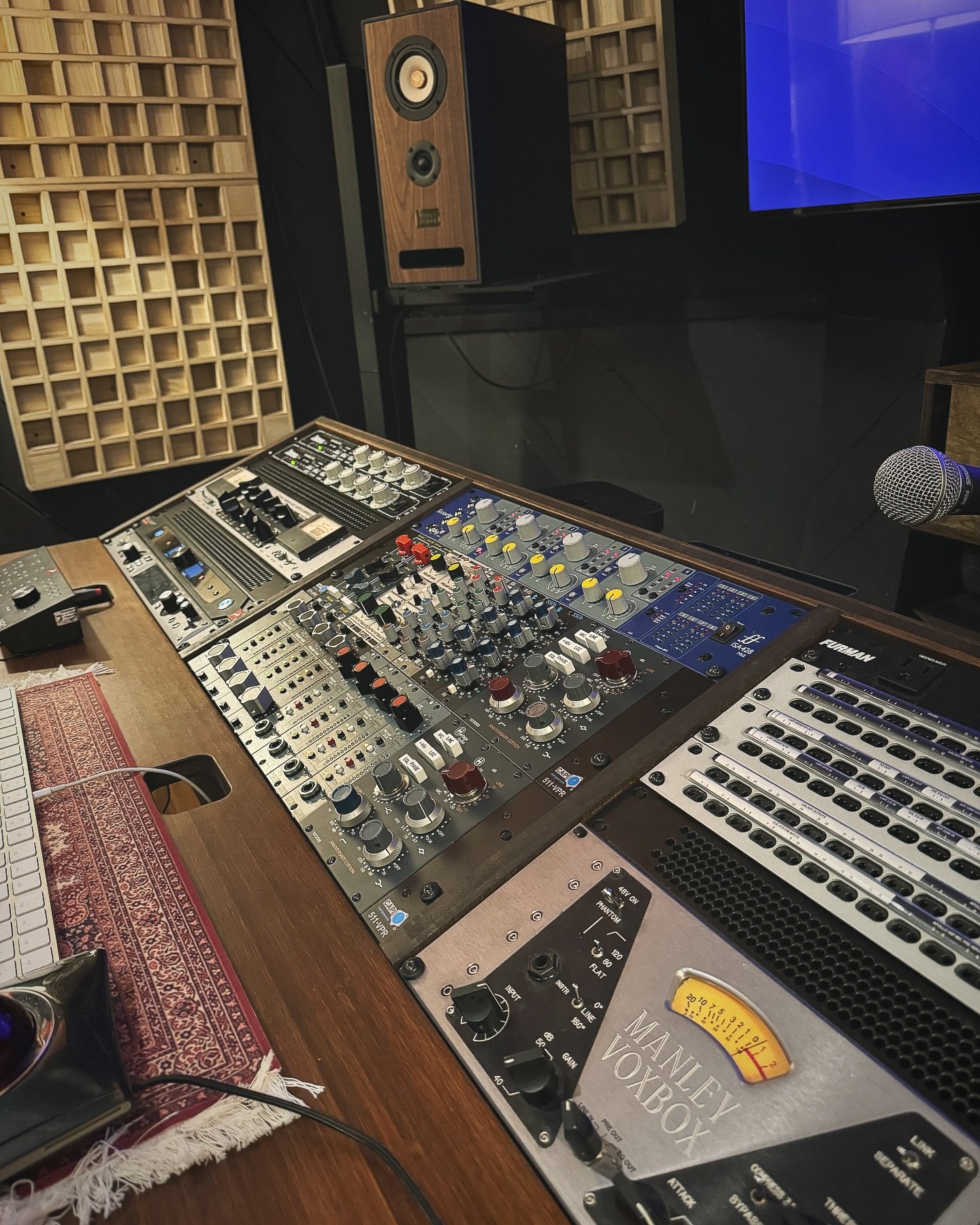 Studio B grows! I love this room so much, snd now it is capable of full tracking sessions. It packs a big punch. Come take it for a spin! 🚀
*
@pentavarit @spatialdesks @capigear @chandlerlimited @empiricallabs @wavedistro @manleylabs @heartechnologi