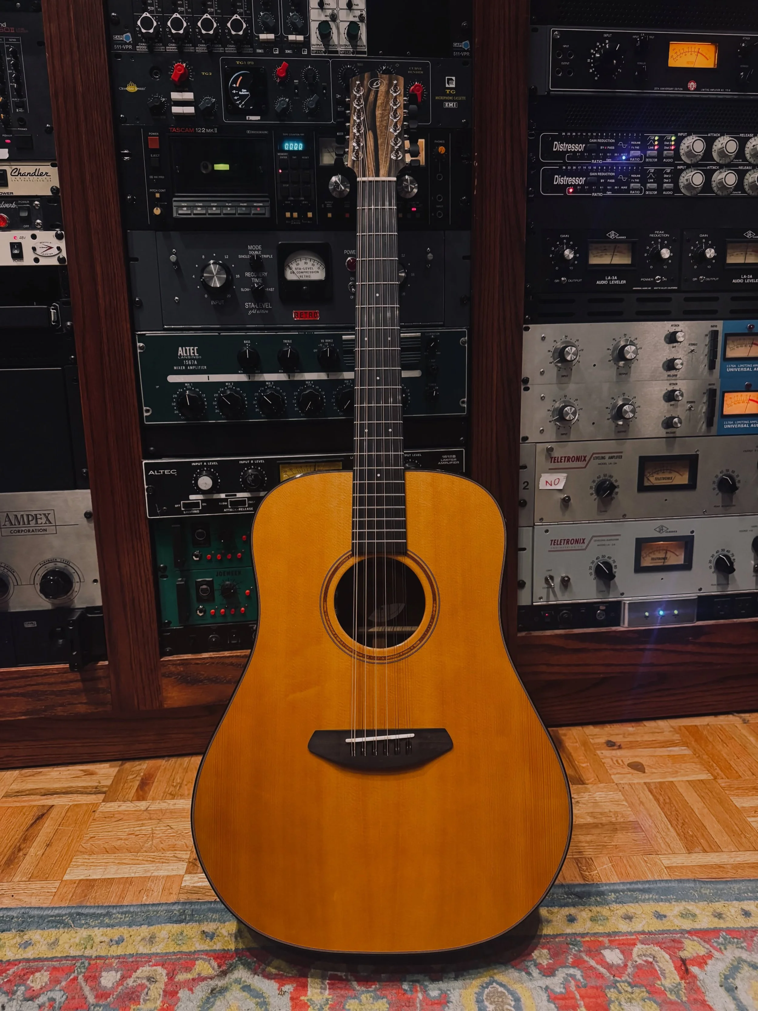 You guye.  Let's talk about @breedloveguitar. If you haven't been keeping up with what they are doing lately, let me spread some love. Breedlove is once again a world class, high end, absolutely unbelievable guitar company.  They are all handmade by 