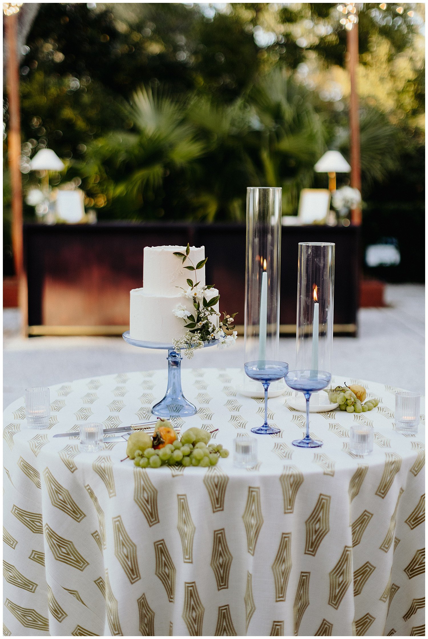 modern clean sleek wedding cake