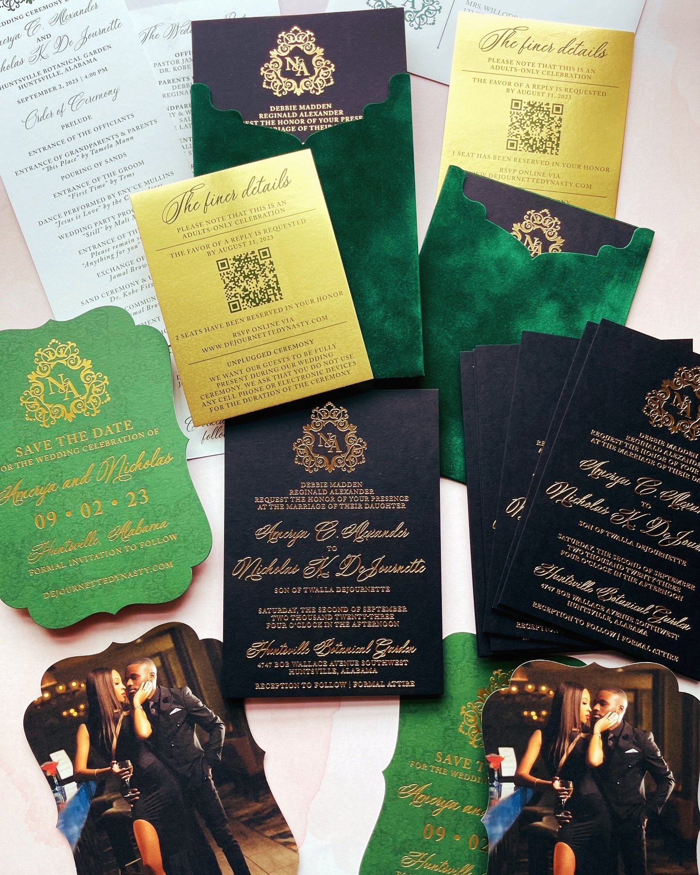 In today&rsquo;s episode of &ldquo;Kenedie is terrible at posting consistently 🫠&rdquo;: Here&rsquo;s a lovely suite from last year. We loved the emerald, black and gold color palette with gold foil stamping and paper. The emerald velvet invitation 