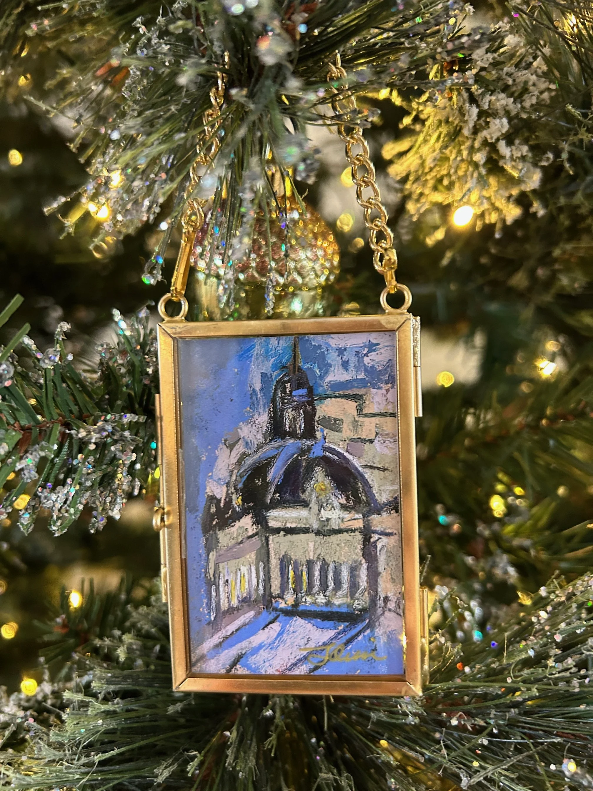 Courthouse on tree ornament.JPG