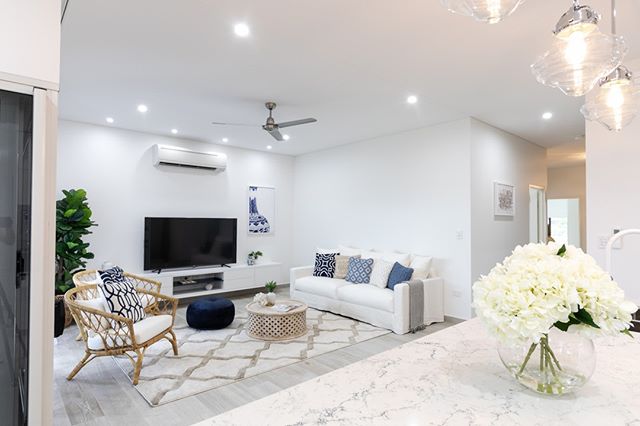 Gorgeous 😍 @abouthomesnt ! Our Hamptons style styling brings out the finishes in this space! Styled by @amaripropertystyling Shot by @charlieblisscreative

#darwinrealestate #northernterritory #homestaging #design #darwinlife #amaripropertystyling #