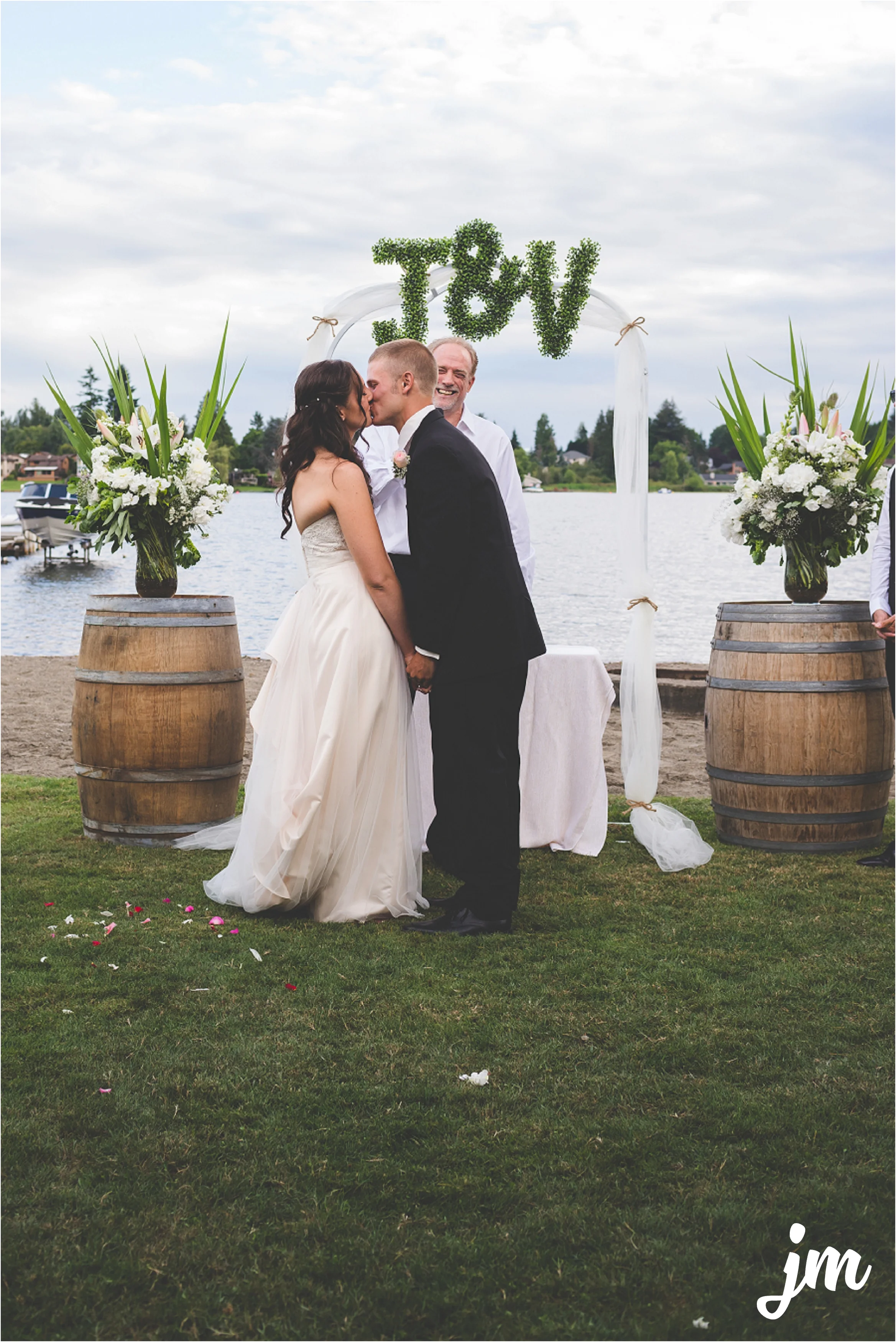 jannicka-mayte-intimate-backyard-lake-wedding-kent-wa-pacific-northwest-wedding-photographer_0051.jpg
