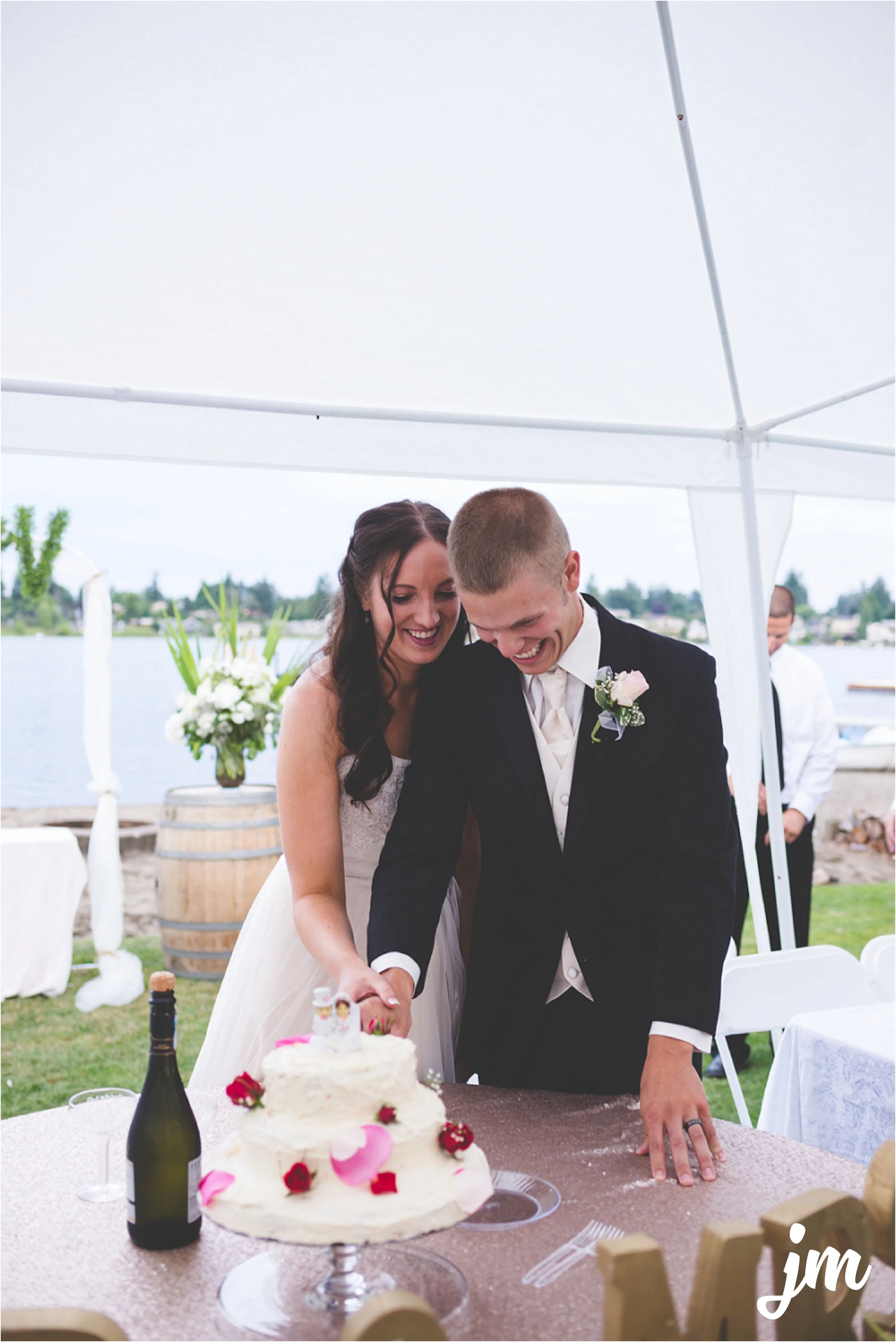 jannicka-mayte-intimate-backyard-lake-wedding-kent-wa-pacific-northwest-wedding-photographer_0057.jpg