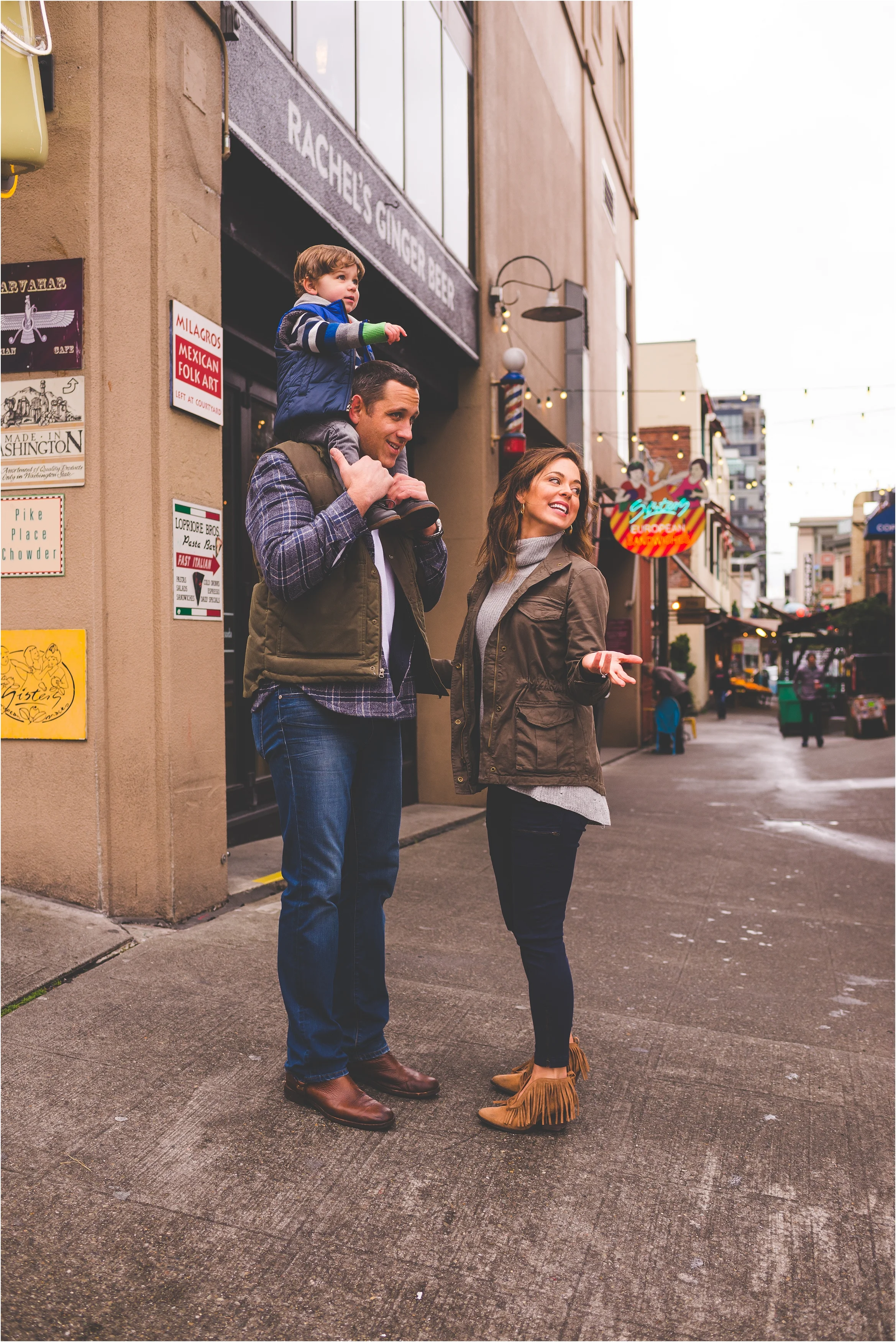 downtown-seattle-pike-place-market-family-session-jannicka-mayte-seattle-wa-family-photographer_0014.jpg