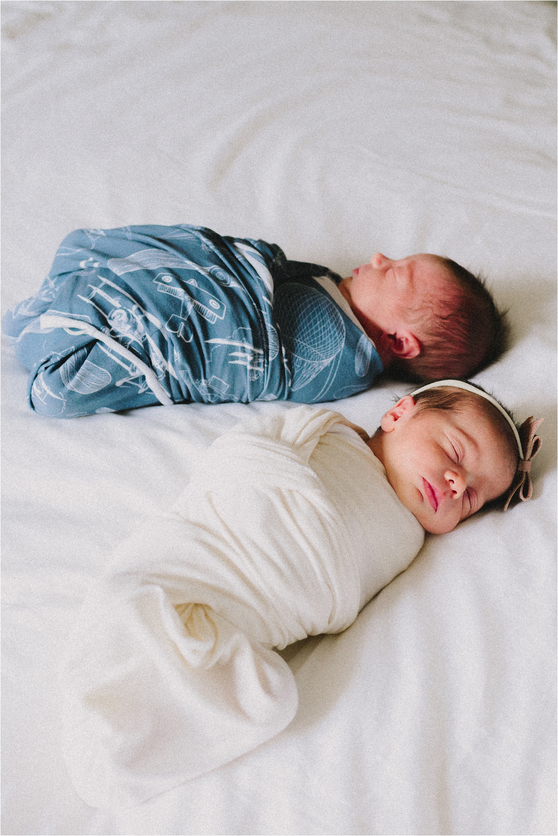 seattle-washington-in-home-newborn-twin-session-jannicka-mayte-anchorage-alaska-family-photographer_0020.jpg