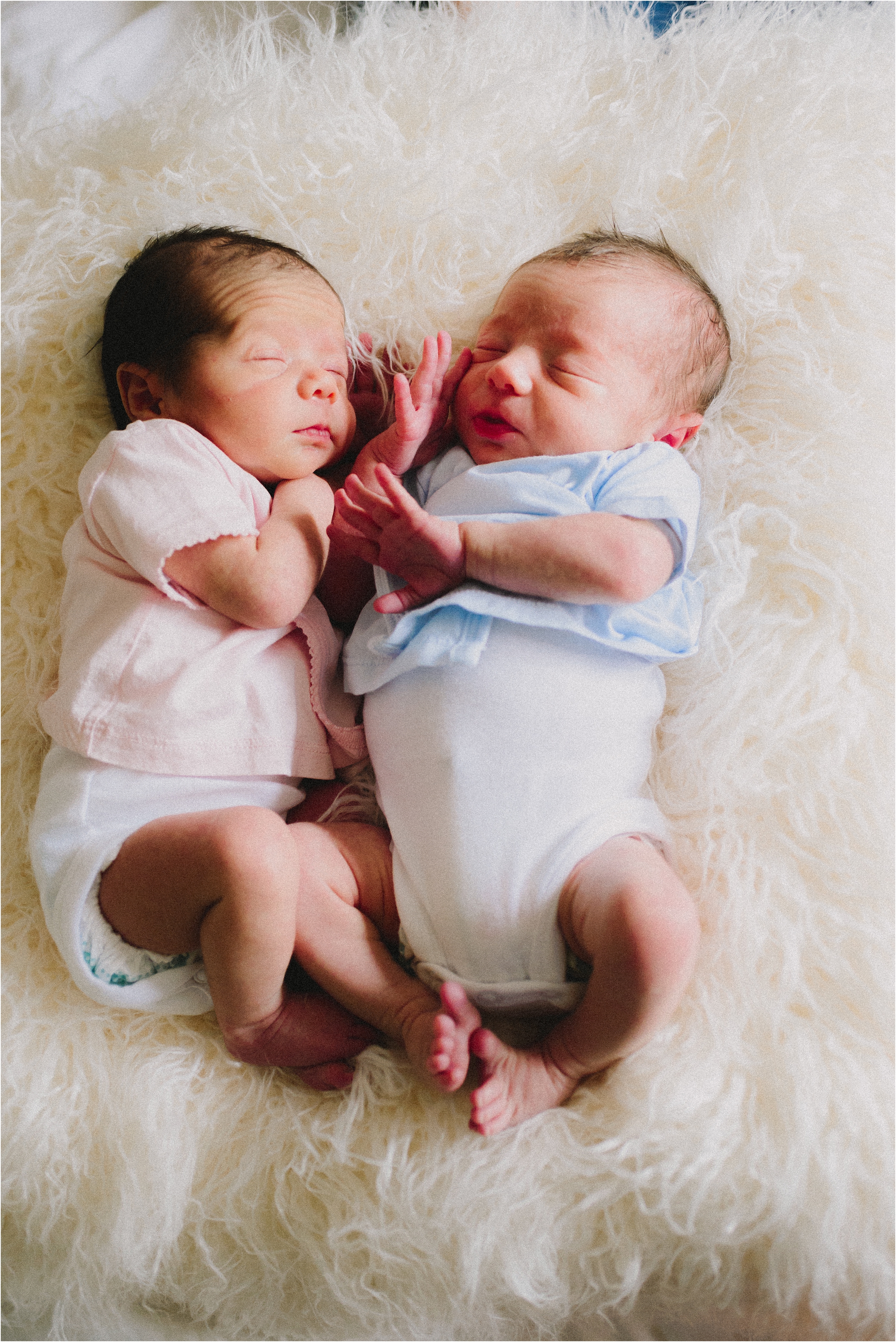 seattle-washington-in-home-newborn-twin-session-jannicka-mayte-anchorage-alaska-family-photographer_0027.jpg