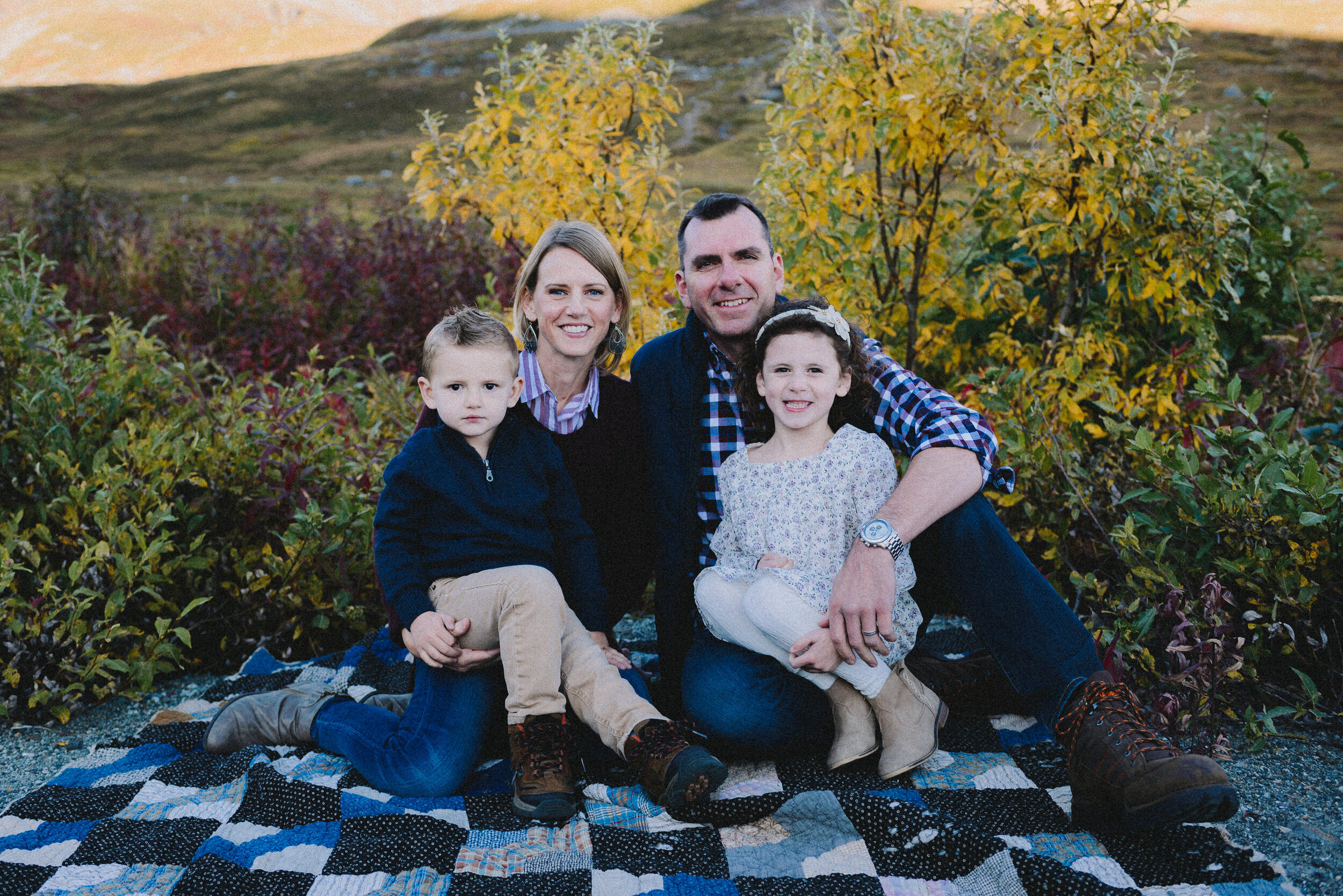 hatcher-pass-lodge-alaska-fall-family-session-way-up-north-photography (1a).jpg