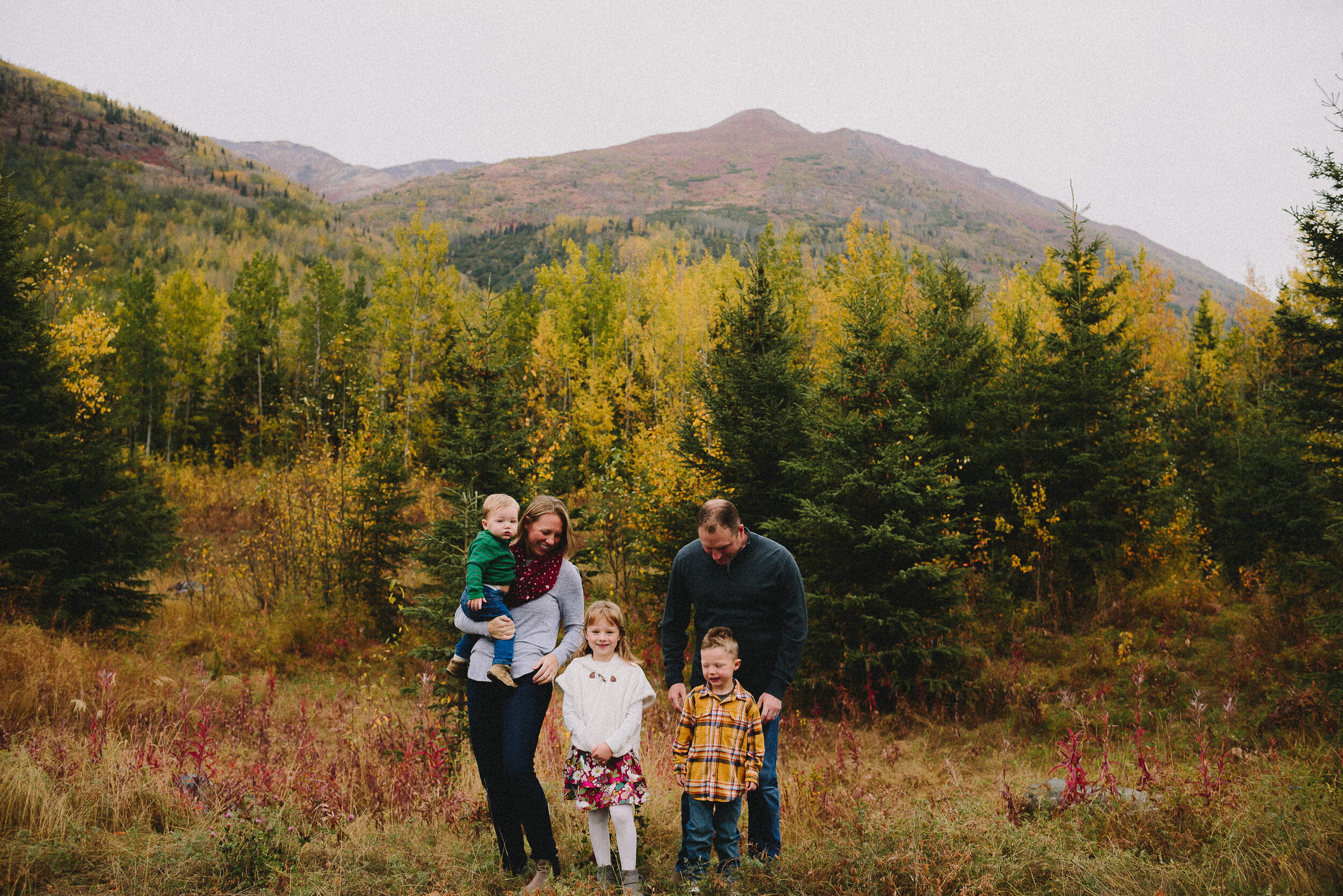 north-fork-eagle-river-fall-family-session-alaska-photographer-way-up-north-photography (23).jpg