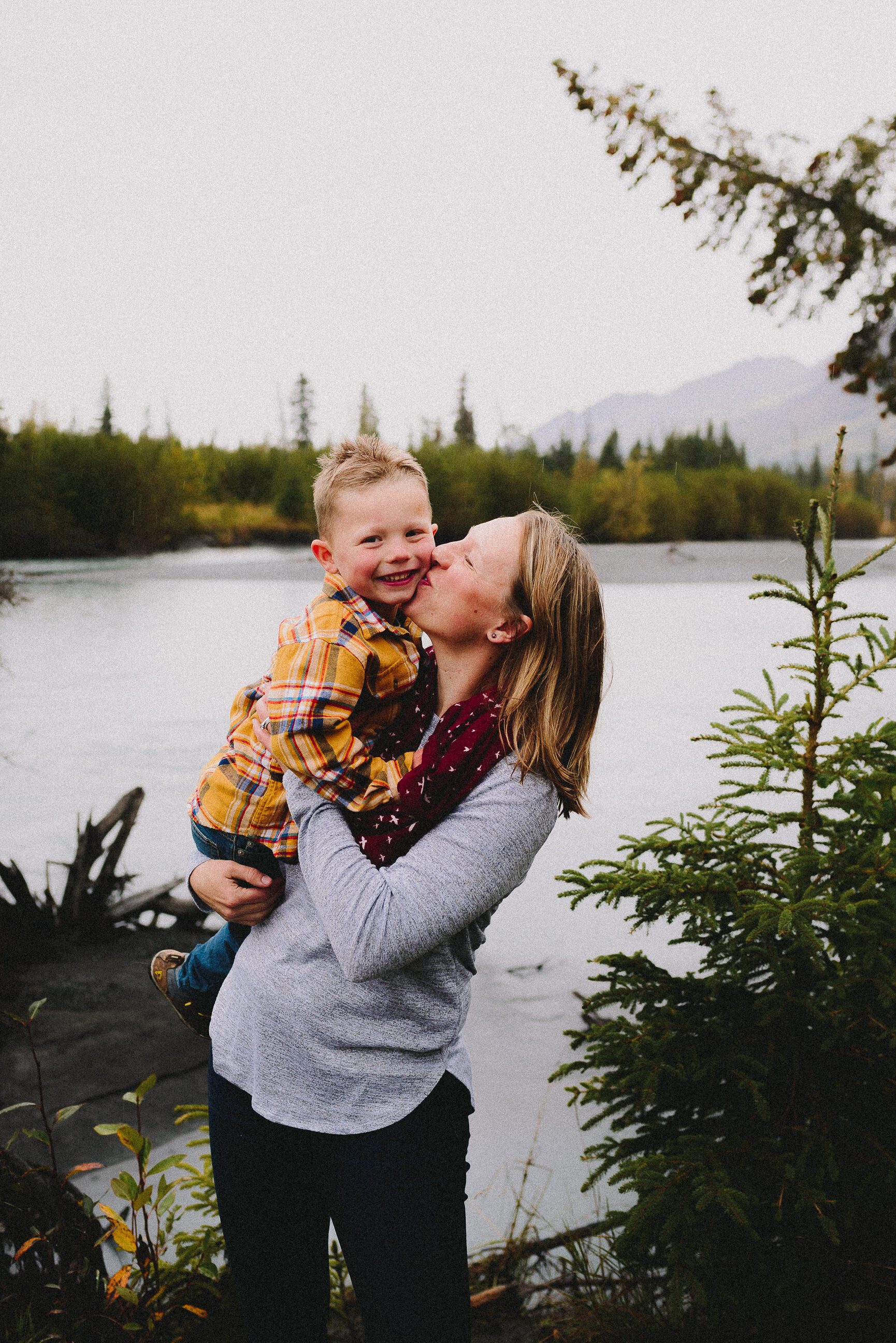 north-fork-eagle-river-fall-family-session-alaska-photographer-way-up-north-photography (141).jpg