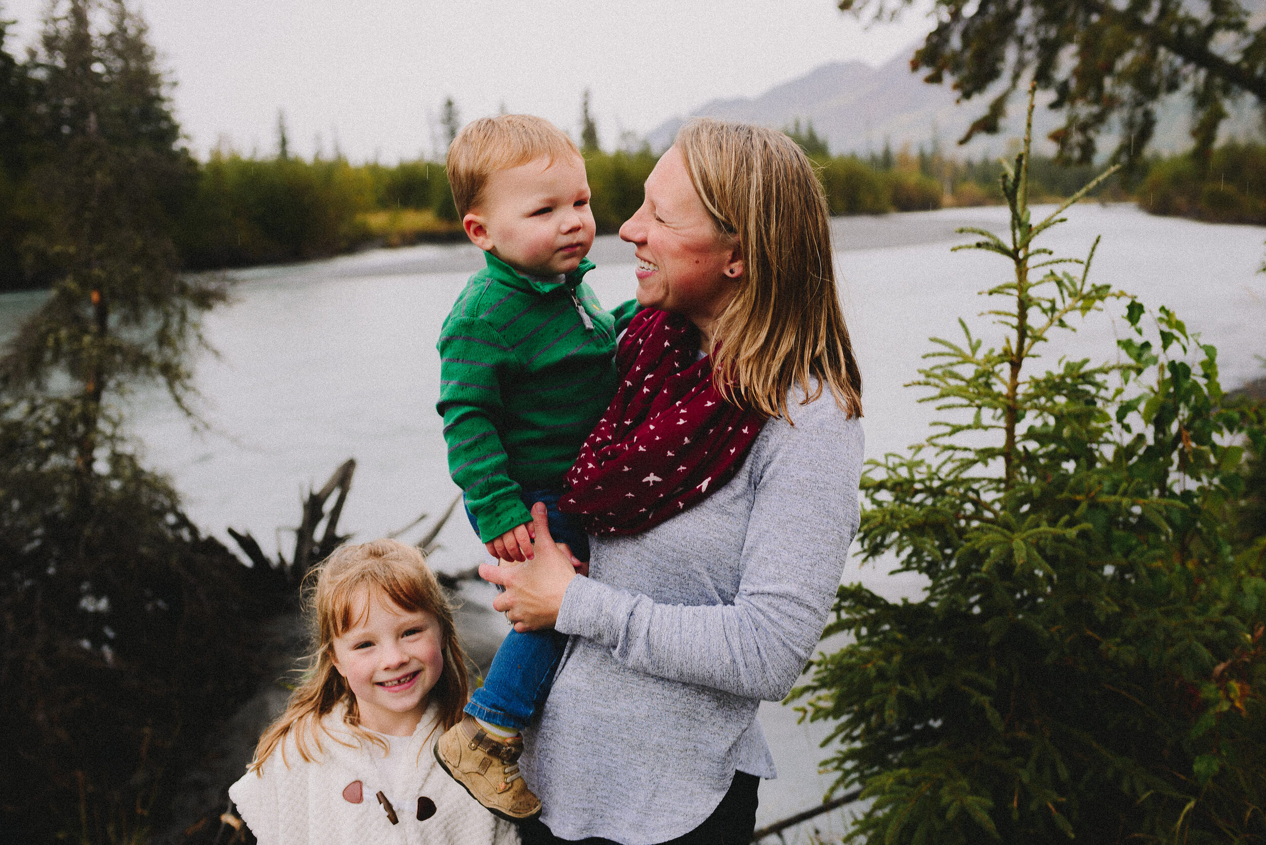 north-fork-eagle-river-fall-family-session-alaska-photographer-way-up-north-photography (183).jpg