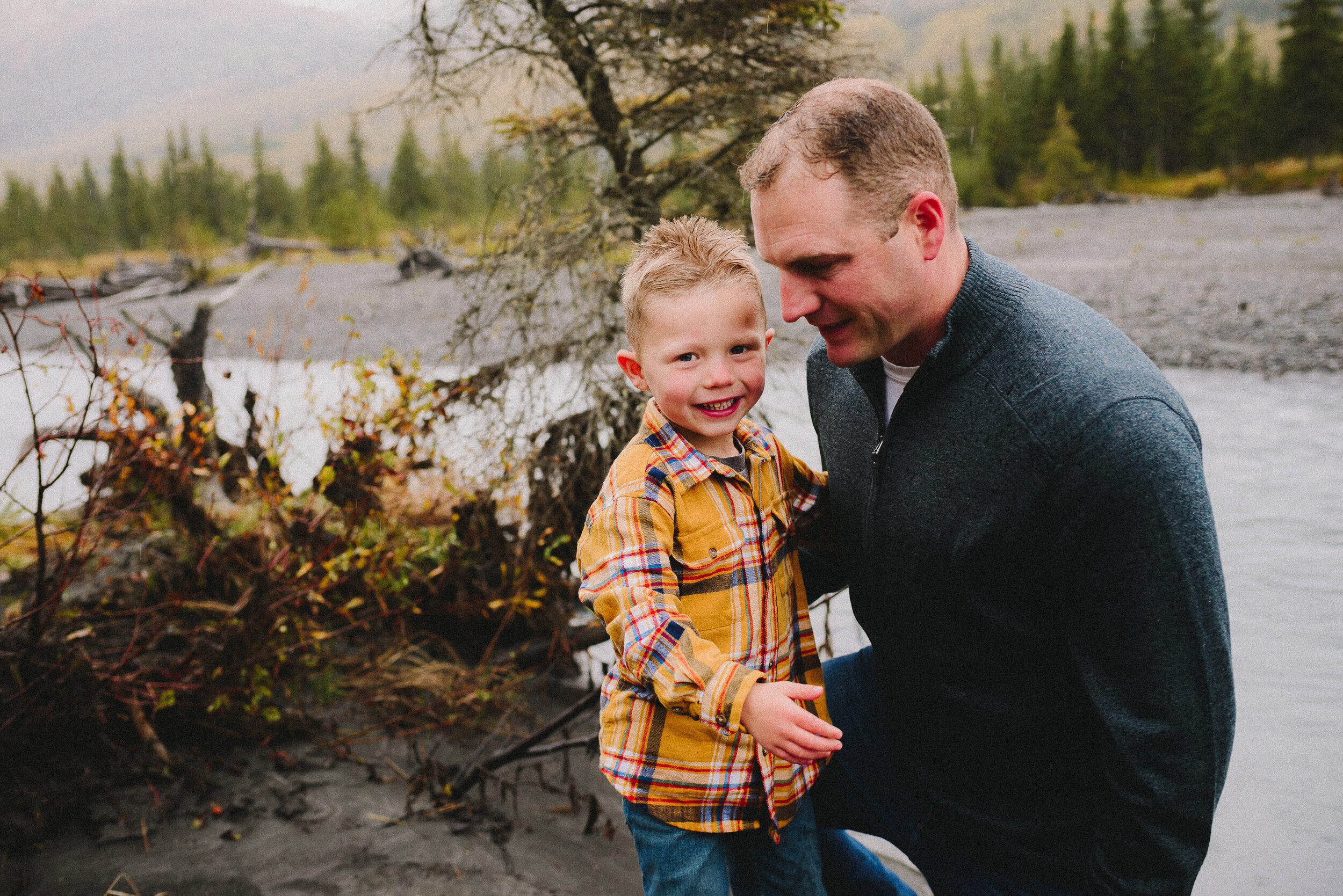 north-fork-eagle-river-fall-family-session-alaska-photographer-way-up-north-photography (227).jpg