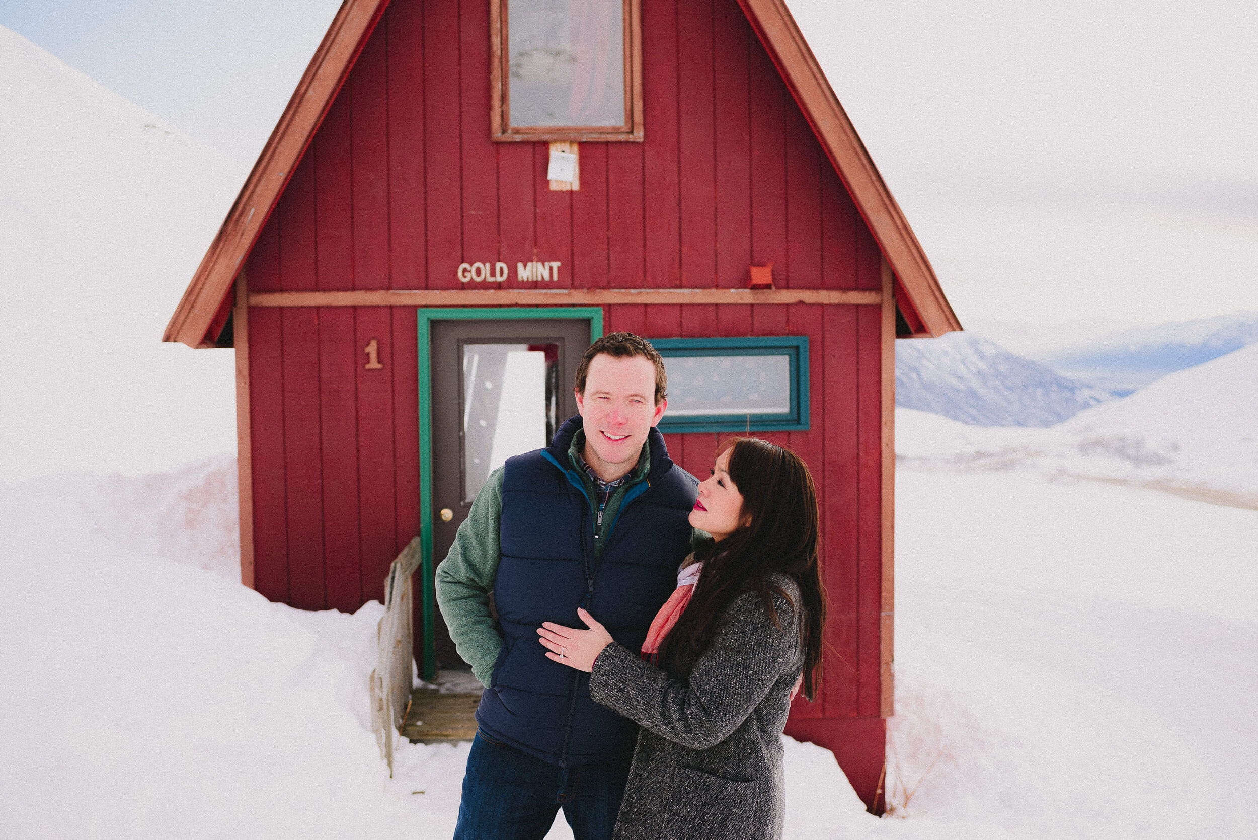hatcher-pass-lodge-winter-family-session-alaska-photographer-way-up-north-photography (228).jpg