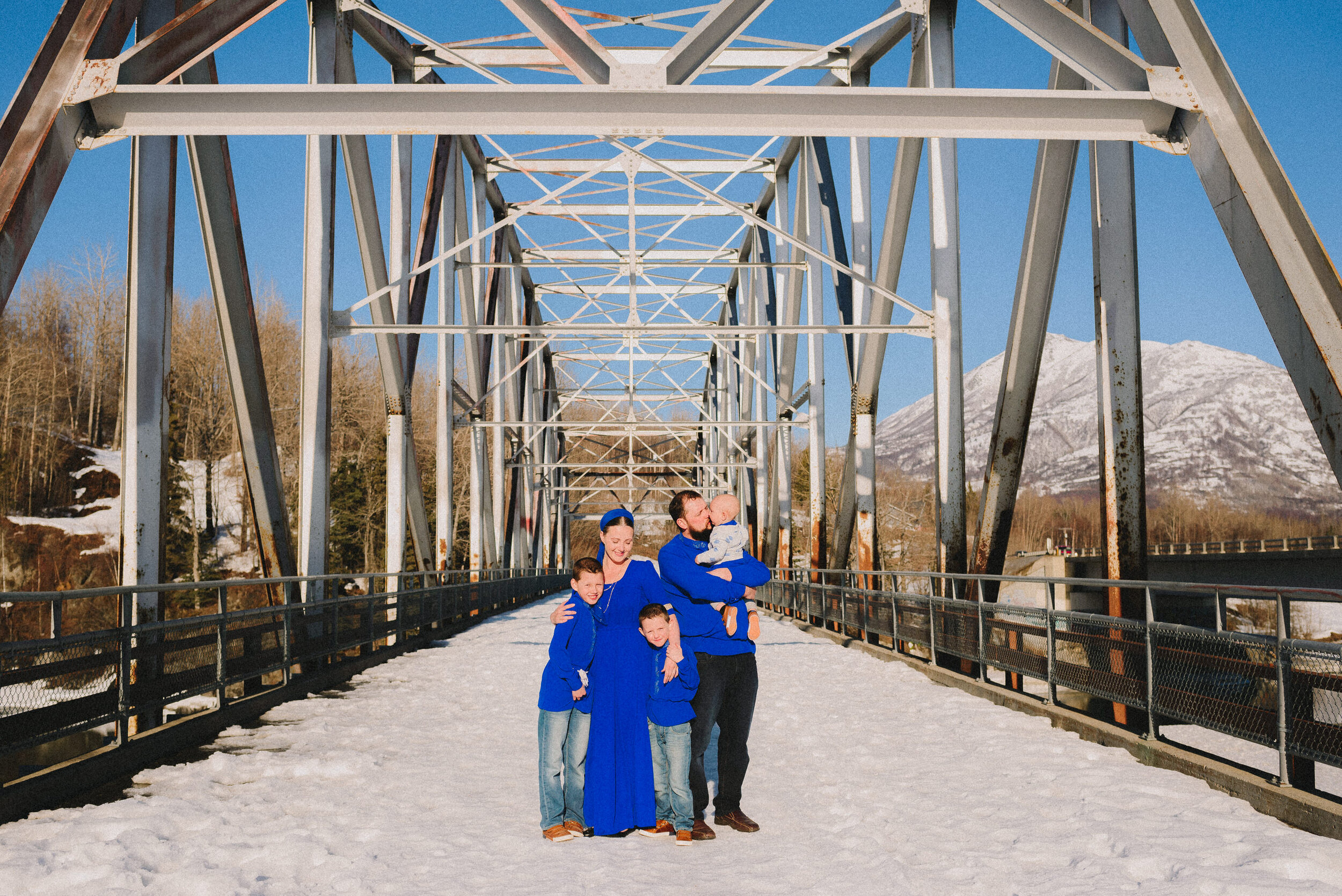 old-matanuska-bridge-winter-family-session-palmer-alaska-way-up-north-photography (6).jpg