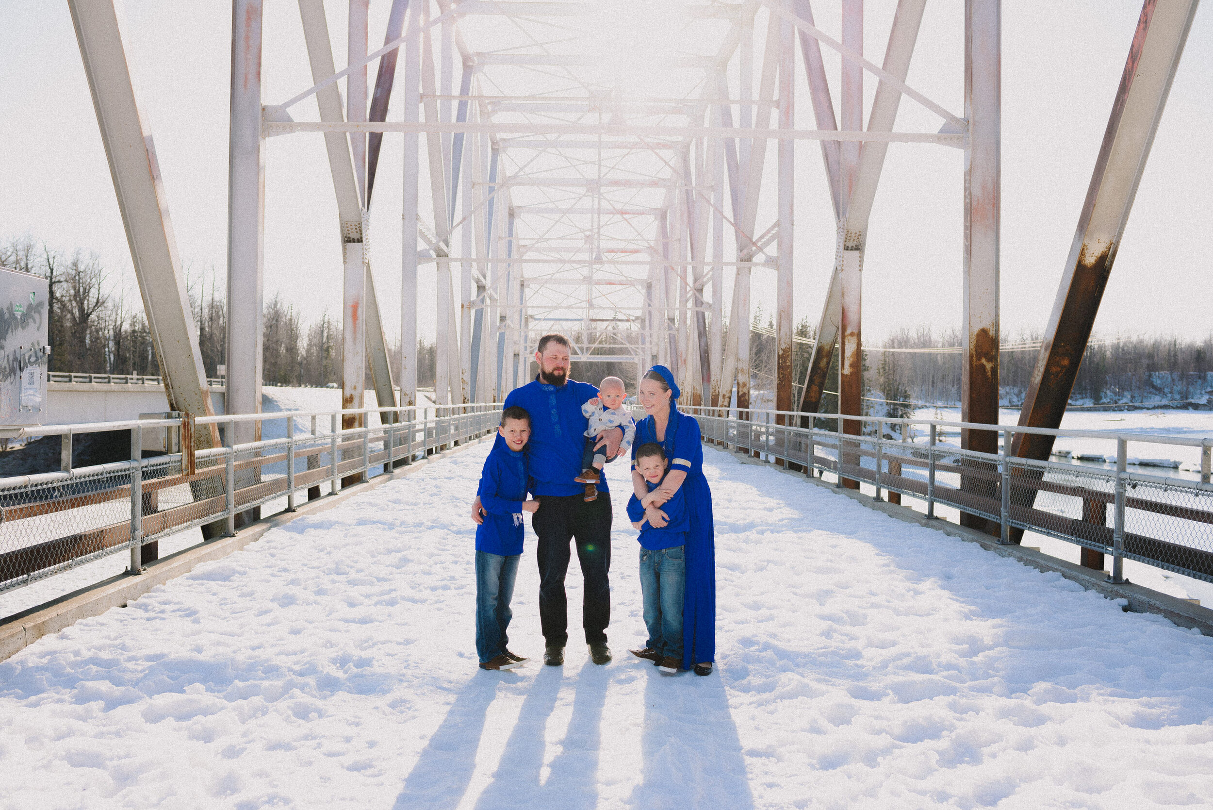 old-matanuska-bridge-winter-family-session-palmer-alaska-way-up-north-photography (15).jpg