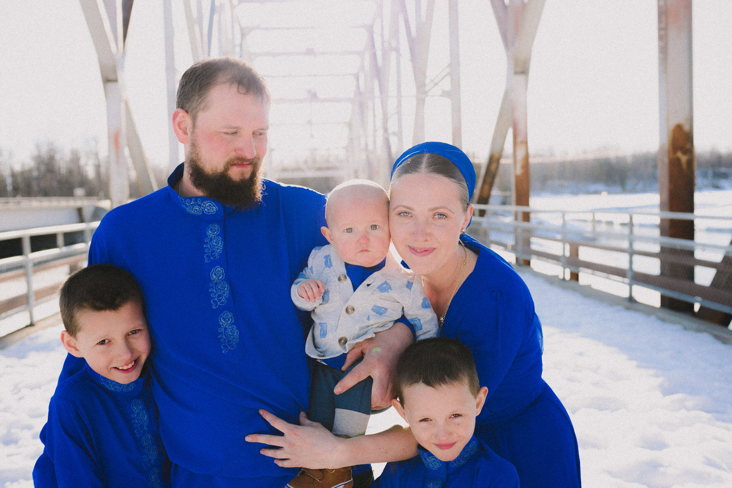 old-matanuska-bridge-winter-family-session-palmer-alaska-way-up-north-photography (17).jpg