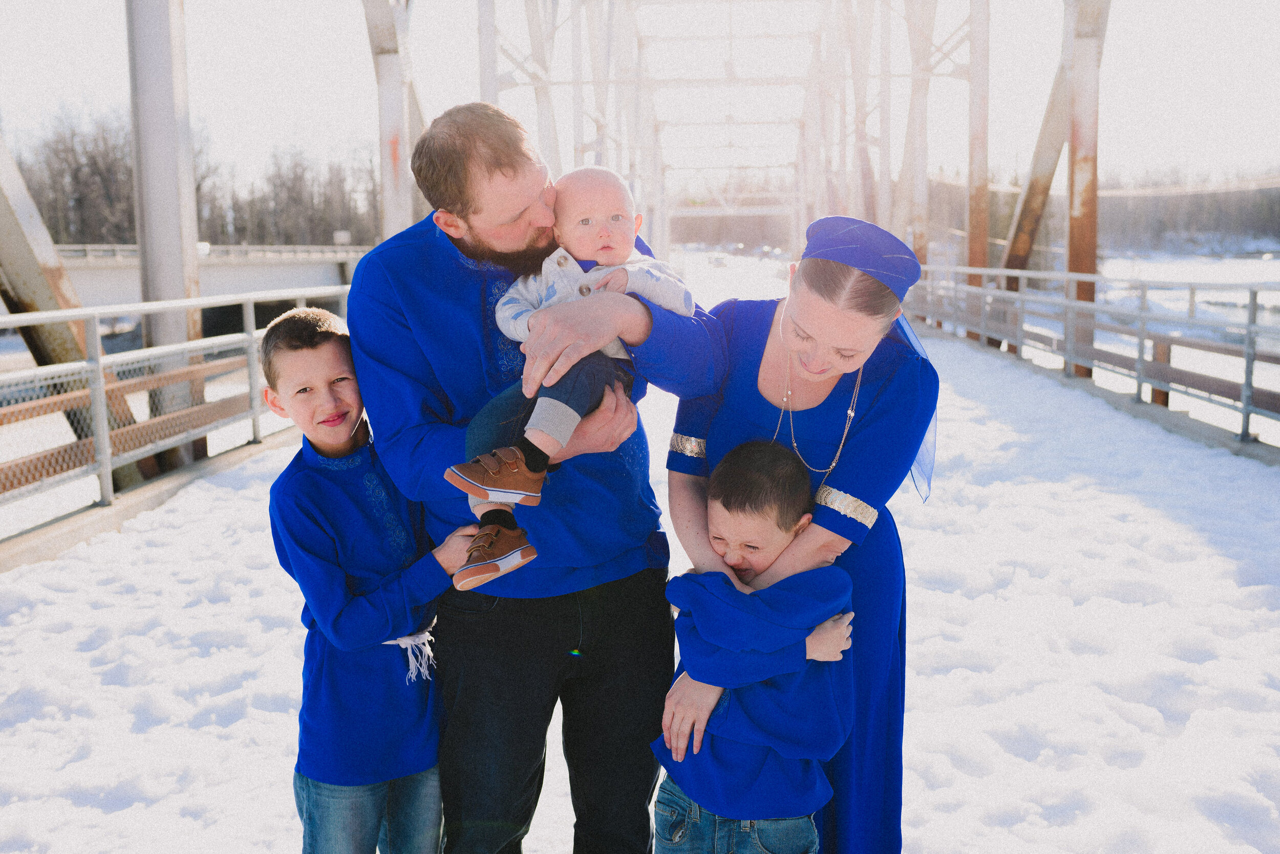 old-matanuska-bridge-winter-family-session-palmer-alaska-way-up-north-photography (31).jpg