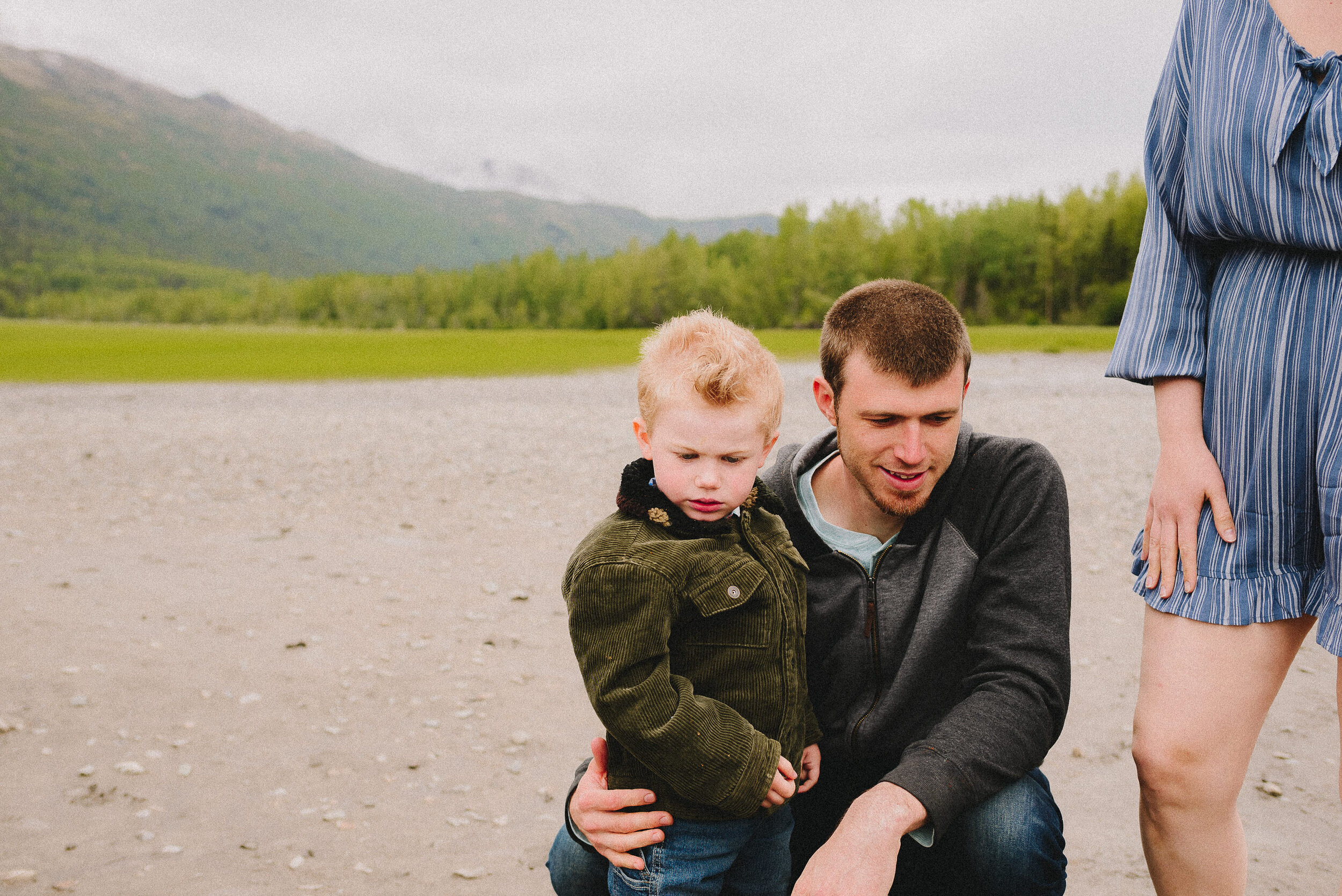 eklutna-lake-extended-family-session-alaska-photographer-way-up-north-photography (26).jpg