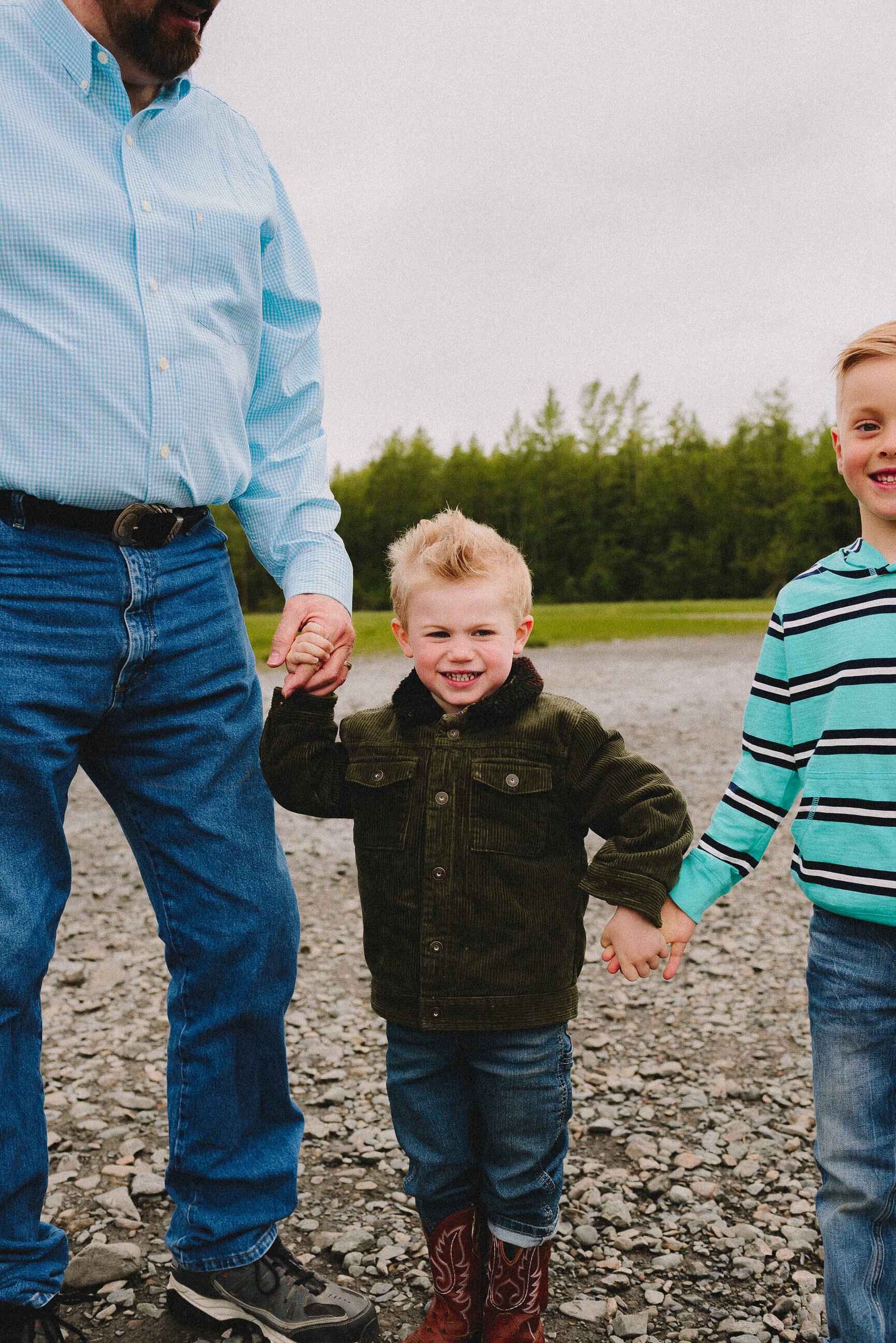 eklutna-lake-extended-family-session-alaska-photographer-way-up-north-photography (146).jpg