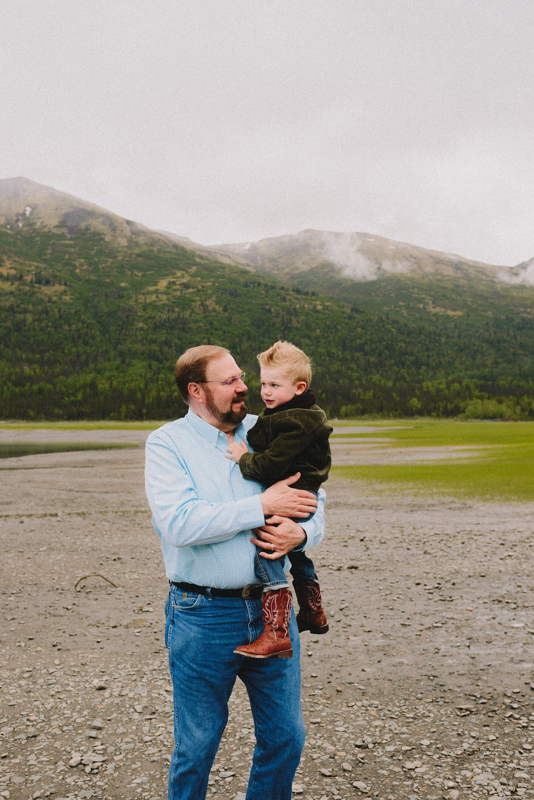 eklutna-lake-extended-family-session-alaska-photographer-way-up-north-photography (152).jpg