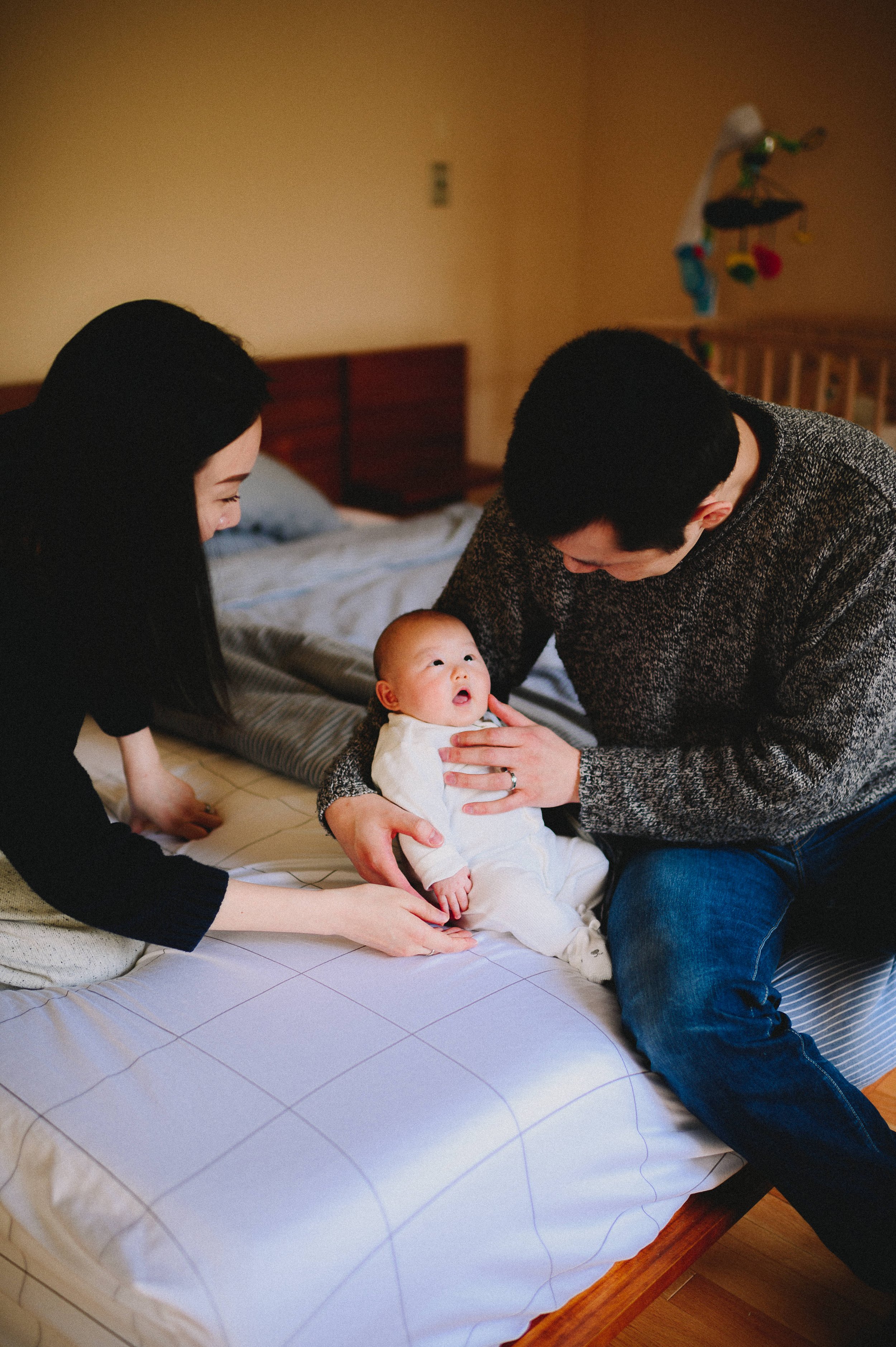 mercer-island-in-home-newborn-family-session-seattle-family-photographer (4).jpg