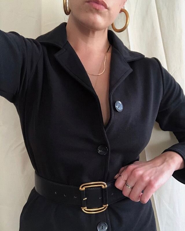 Last day to place your orders before we head out of town for the holidays 🌙 .
.
.

#adelyngracevintage #shopsmall #shoplocal #vintage #vintageootd #dailyaesthetic #mybeigelife #90saesthetic #stylist #thriftstorefinds #parischic #desertvibes #ecofash