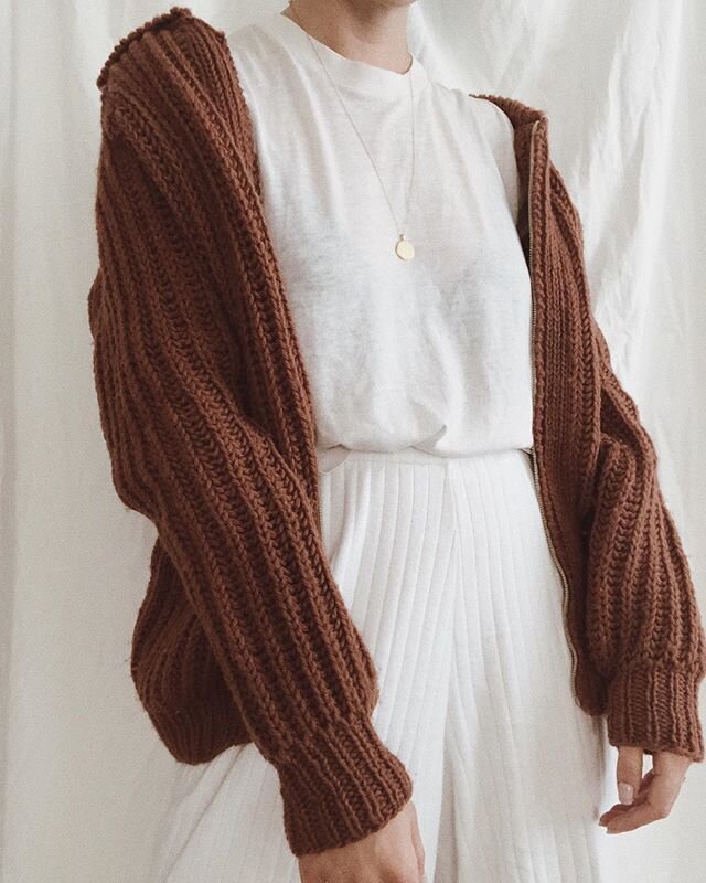 winter knits 🧶 online now :: link in bio to shop .
.
.

#adelyngracevintage #shopsmall #shoplocal #vintage #vintageootd #dailyaesthetic #mybeigelife #90saesthetic #stylist #thriftstorefinds #parischic #desertvibes #ecofashion #mycuratedaestetic #vin