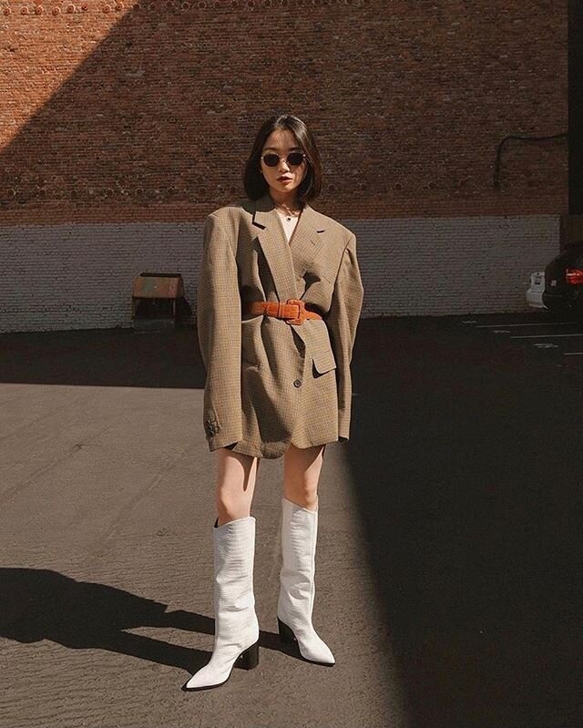 #babesgotgrace 🔒 @vivid tying her look together with a belt from the shop .
.
.

#adelyngracevintage #shopsmall #shoplocal #vintage #vintageootd #dailyaesthetic #mybeigelife #90saesthetic #stylist #thriftstorefinds #parischic #desertvibes #ecofashio