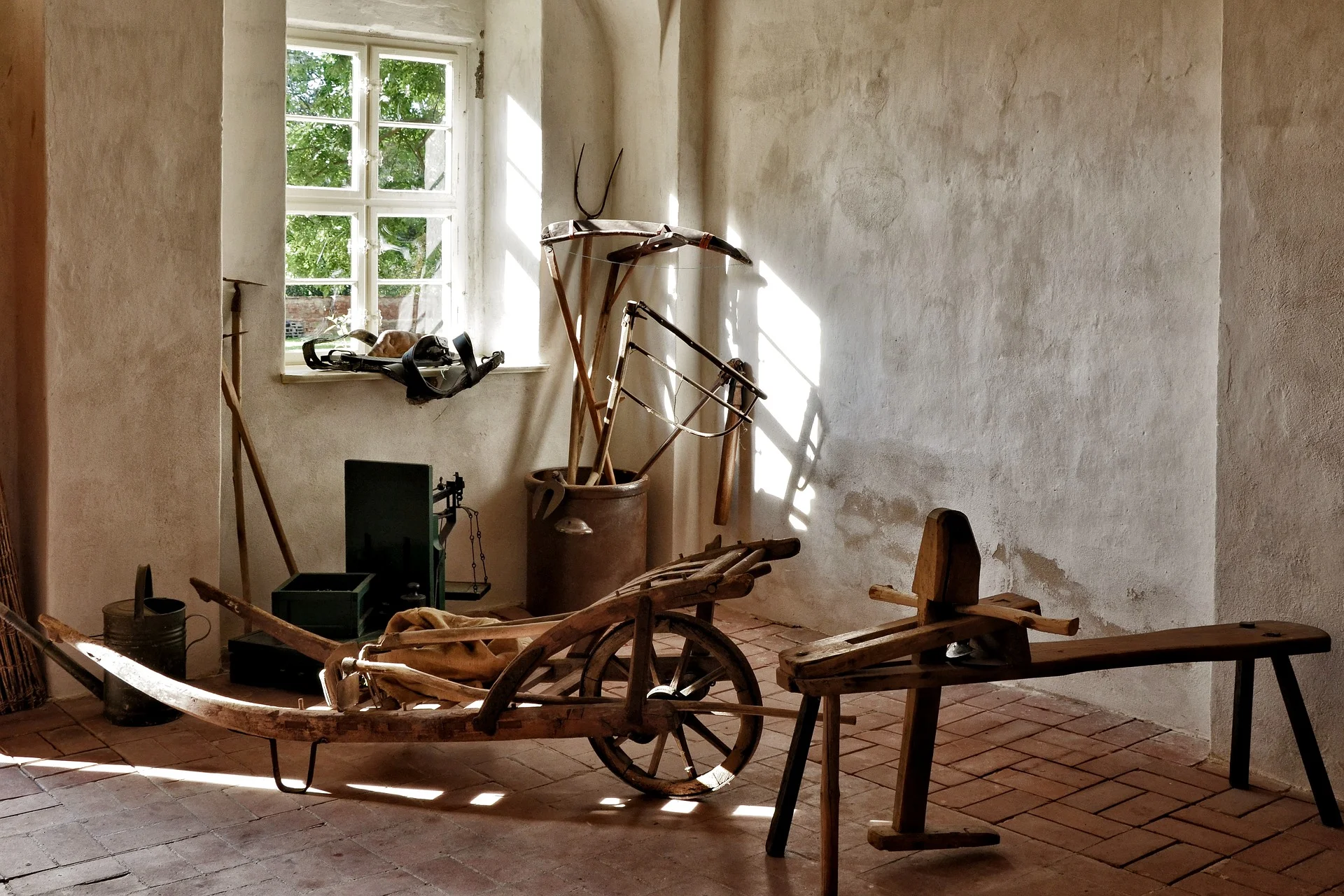 garden-tools-1839296_1920.jpg