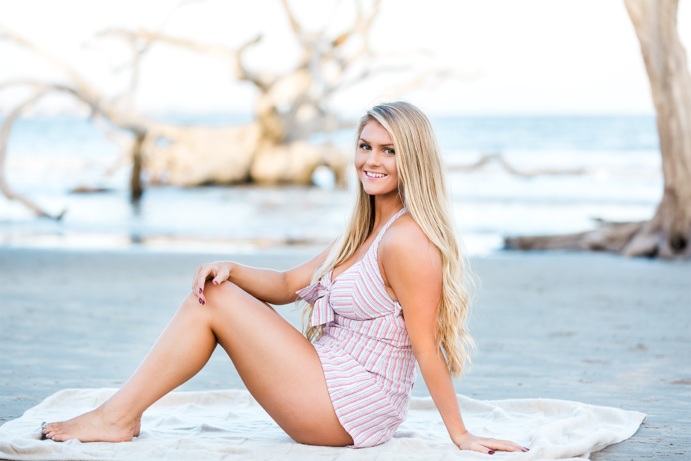 Sunset senior photoshoot at the beach