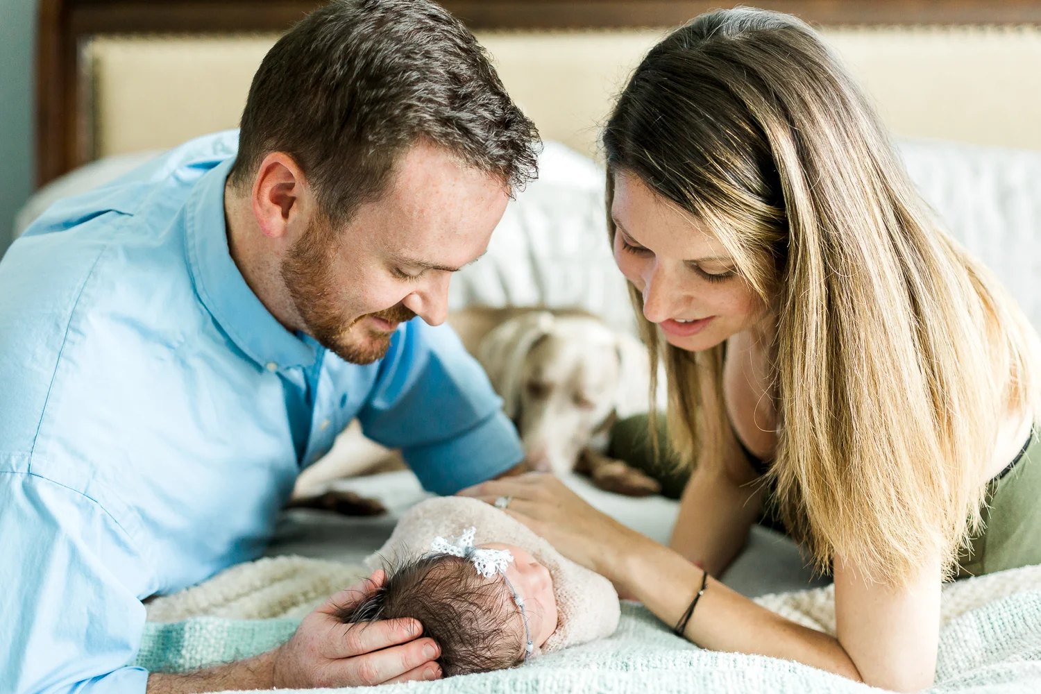 baby's newborn sessino at home