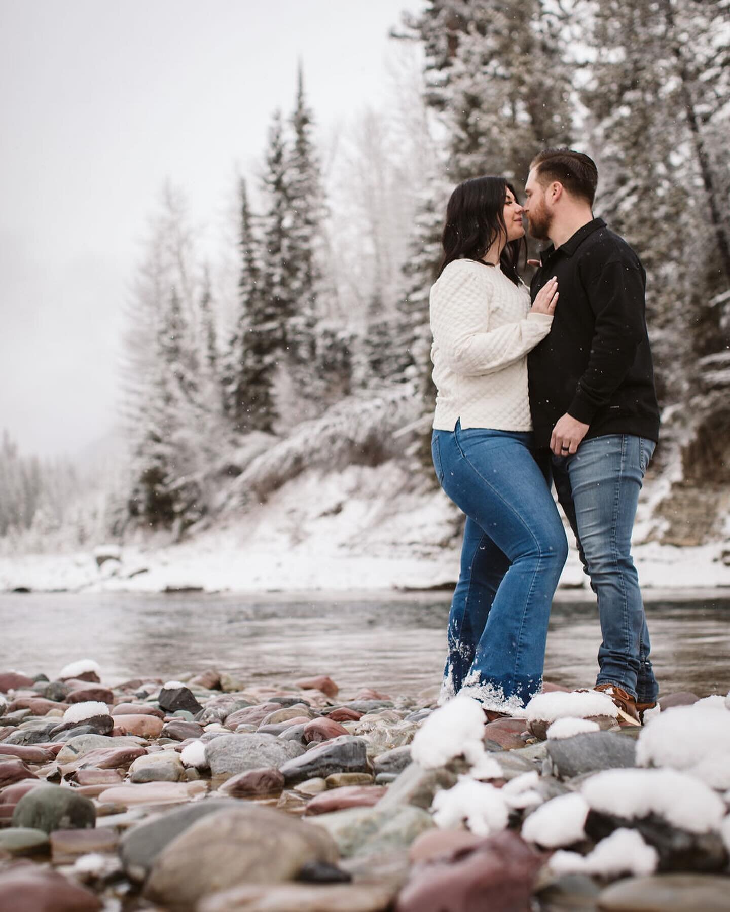 It might have been snowing, and a bit cold, but you would never know it with these two. 😍
-
I offer all of my clients a complimentary engagement session, but not everyone utilizes them. I absolutely LOVE it when my couples decide to use them! 
-
It&