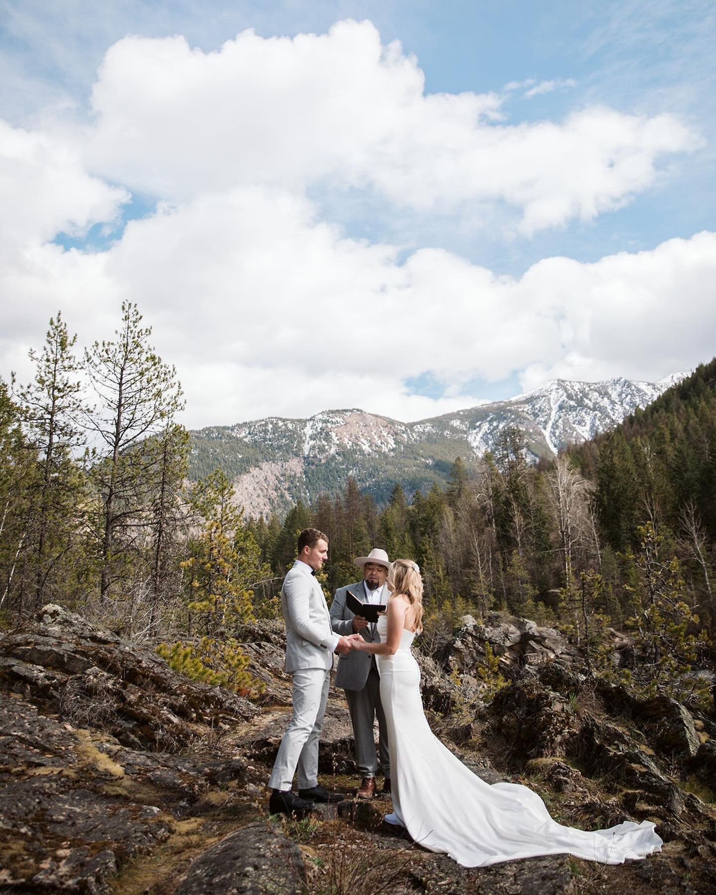 An elopement in Montana, in April. 😍🙌🏻🥰
-
When you come to Montana in April, you never know what you are going to get. Maddie and Gage were amazing dealing with snow the morning of their wedding, wicked winds, and temps that had these Georgia fol