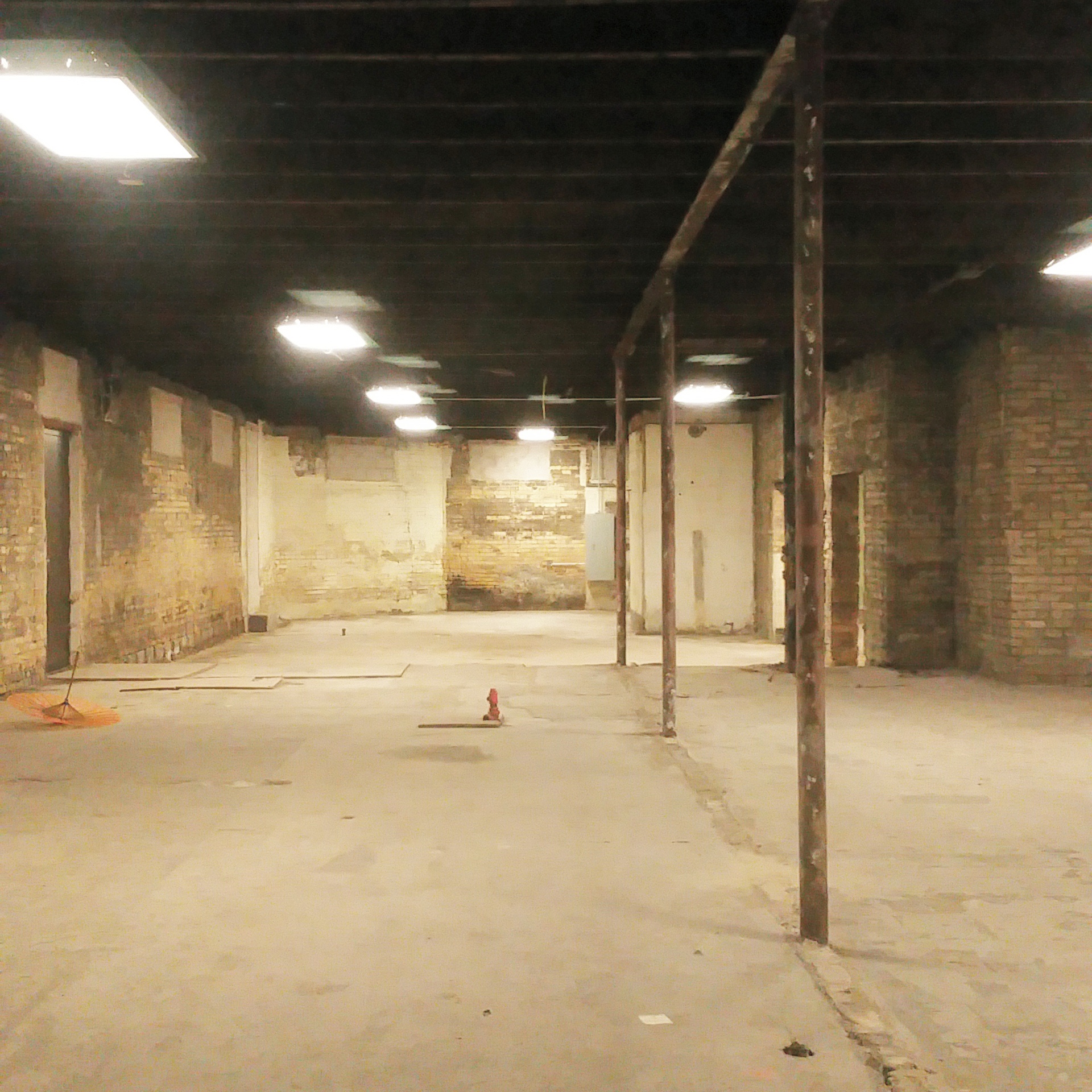 abandoned storefront - argyle, chicago