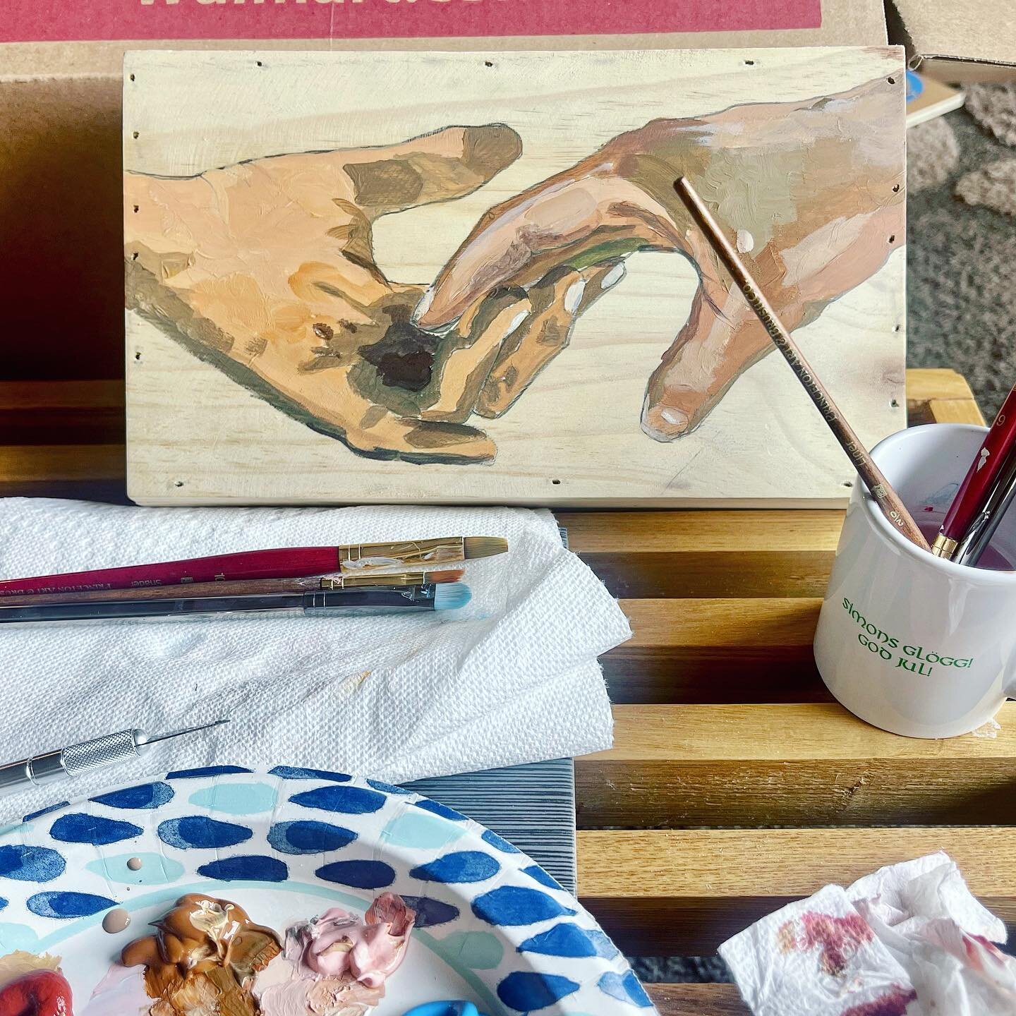 &Lambda;Л&ETH; ƜɪŤн Ťн&Lambda;Ť Ť&Oslash;Цㄈн

Work In Progress...
That touch...
A little view of my working space.  In smaller pieces like these, I prefer to hold it in my hand when I am doing the acrylic layer.  And yes I use paper plates as my pale