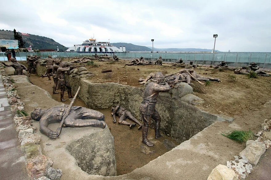 Estatuas de tamaño natural representan escena de la Guerra Mundial, Eceabat, Turquía