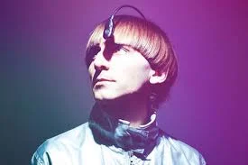 Neil Harbisson; Artista que pinta los colores que escucha ¿Cómo? Básicamente de jóven veía en blanco y negro, y por la necesidad de querer percibir los colores, se vio a la necesidad de implantarse una antena en el cráneo haciendo que pudiera escuchar los colores, además, es el primer Cyborg reconocido legalmente por el gobierno