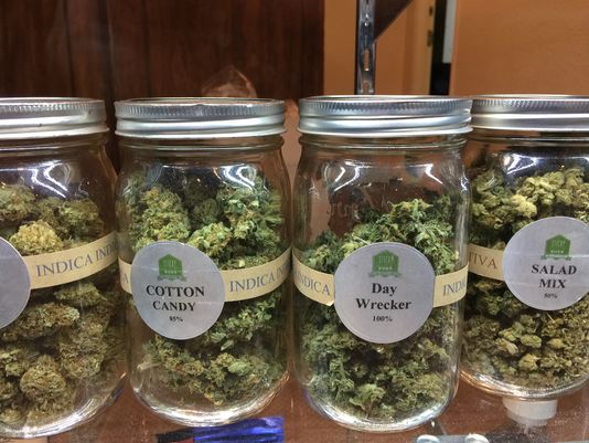Envases de Cannabis en una tienda de Denver. Foto: USA Today