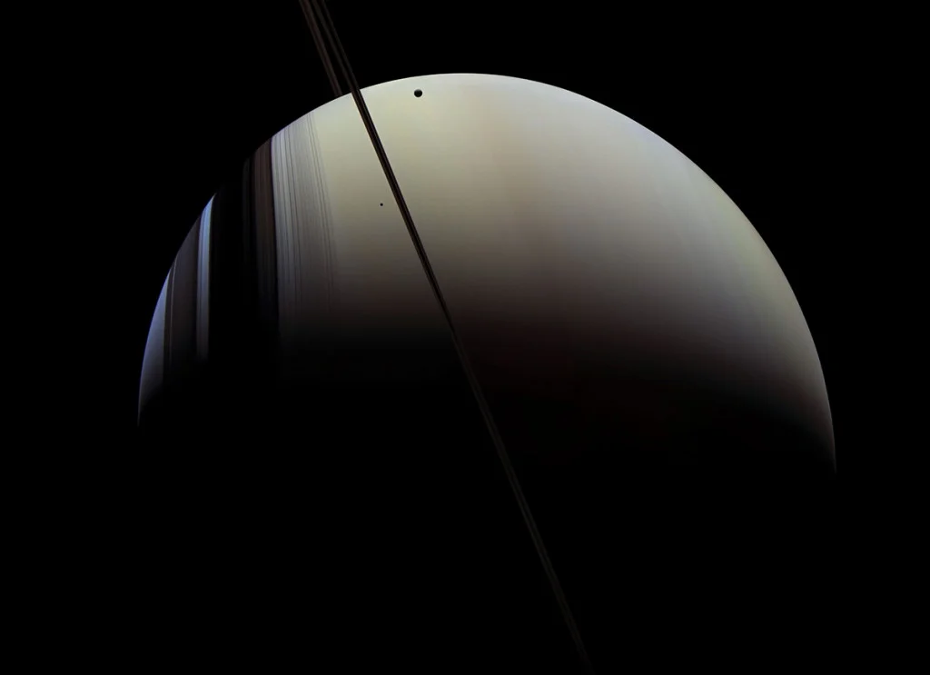 Saturno con dos de sus lunas, Mimas y Tethys. 16 de julio de 2005