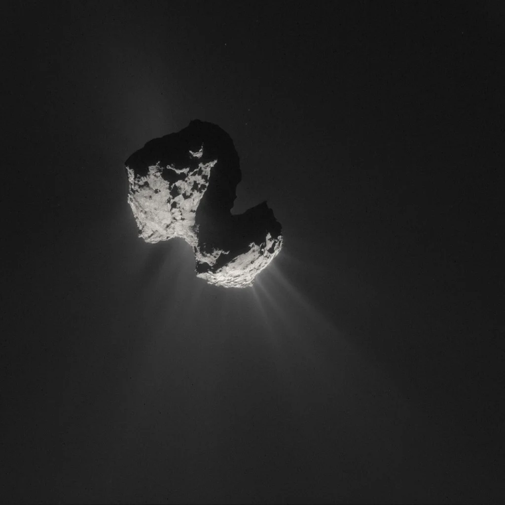 El cometa 67P/Churyumov-Gerasimenko emitiendo gas y polvo. 7 de julio de 2015