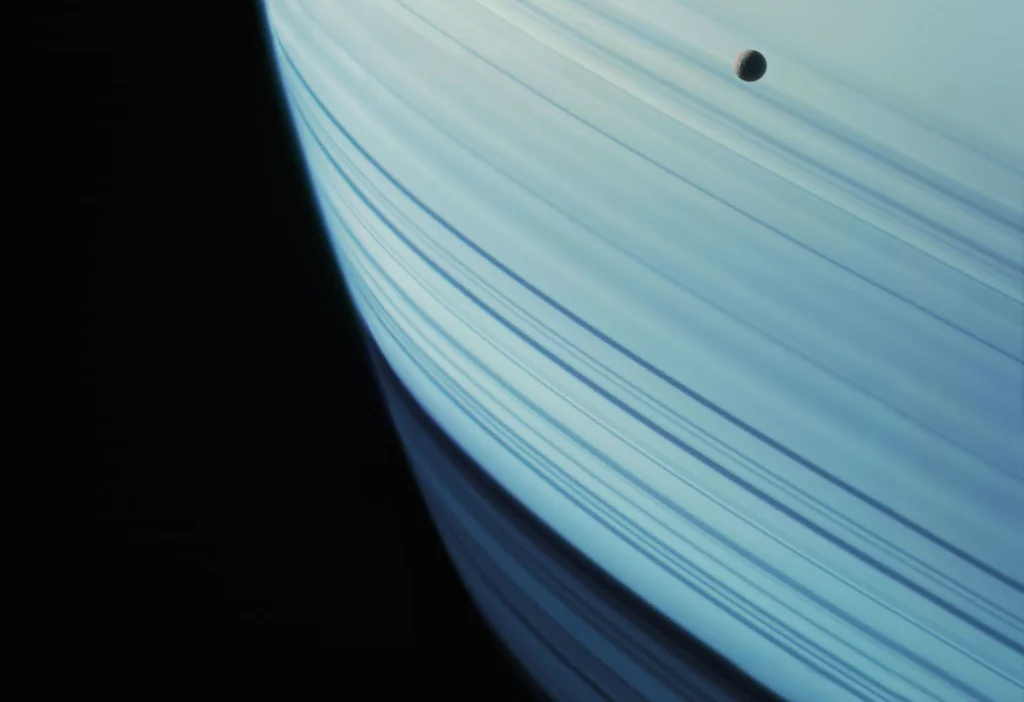 Mimas, una de las lunas de Saturno en las sombras de su anillo. 18 de enero de 2005