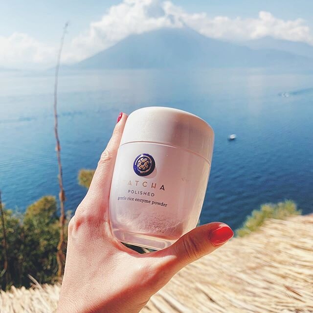 Travel hack: powder cleanser. No carry on restrictions! 🙌🏼 I&rsquo;m really enjoying this OG @tatcha formula with rice bran, silk protein and papaya enzymes that I recently rediscovered in the depths of my skincare cabinet. With the addition of wat