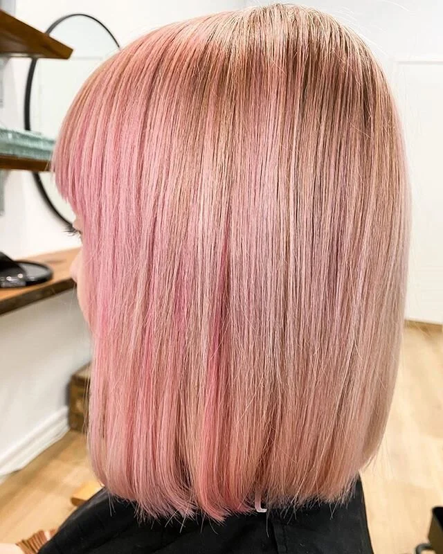 Repost from @unelmahairandmakeup⁠⠀
⁠⠀
Might as well look cute today 🍓⁠⠀
⁠⠀
#hairbyannika #unelmahairandmakeup #magohair #extensions #simplynaturalextensions #strawberryblonde #summerhair #albertinkatu19 #bobhaircut