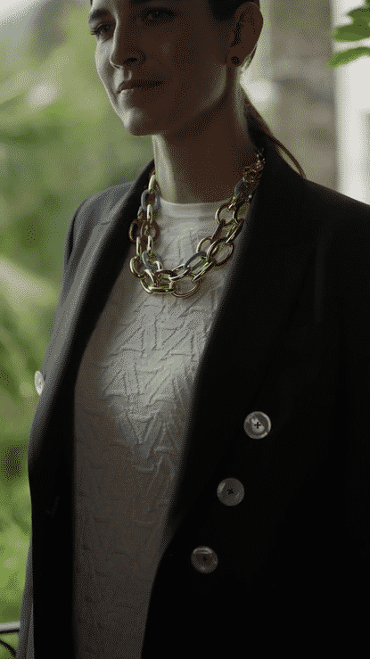 6-Cream A sweater with black blazer  A7sM31217-high.gif