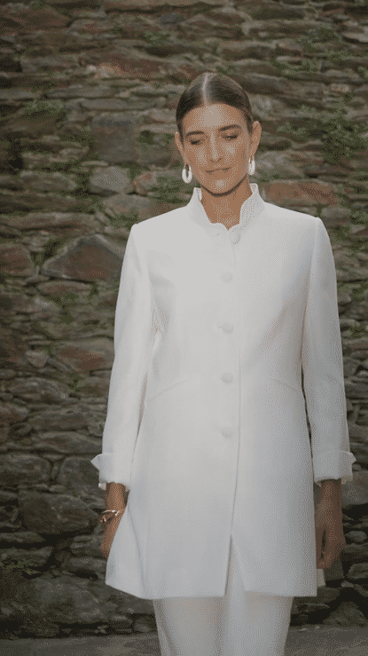 35-White long jacket- A7sM31405-high.gif