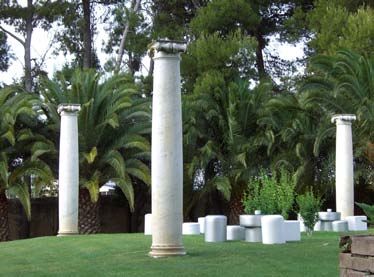 Columnas jardin Masia heretat sabartes.jpg