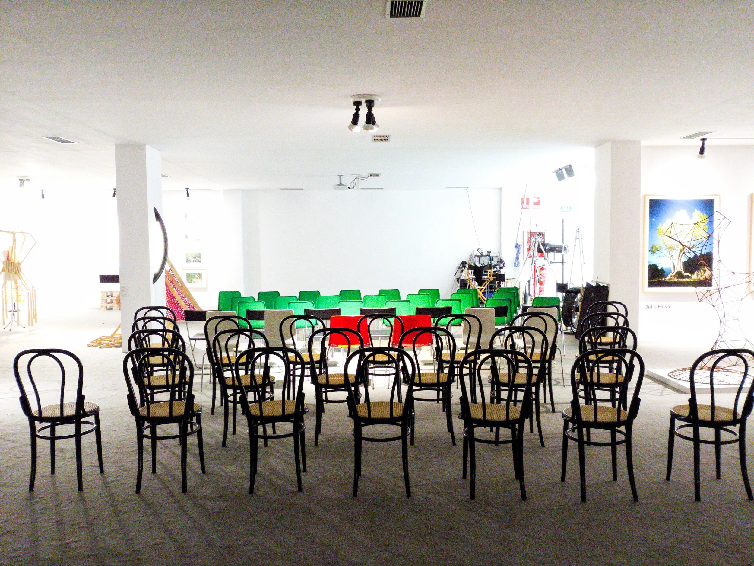 Sala 1. Evento con proyector. Fotografía facilitada por EstArt Space